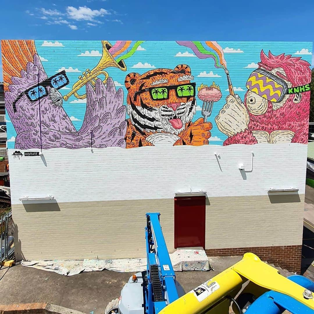 MULGAさんのインスタグラム写真 - (MULGAInstagram)「Awesome to paint a mural at @kingsgrove_north.hs featuring Christopher the Cockatoo, Ted the Tiger and Odie the Orangutan as named by @indistevenson3, @kimjeffo and @lalalambies. Thanks to everyone that suggested names 😎👊. ⁣ ⁣ This bad boy took 8 days to paint with a brush (and a roller on some blue sky bits) with Christopher being a late addition as we originally planned to only paint Ted and Odie as you can see from the progress photos.⁣ ⁣ Big thanks to Angelo, Sarah and all of Kingsgrove North HS for having me and @_prosmeatus_ for shouting me a chicken burger and Coke Zero🙏👌.  #mulgatheartist #muralart #schoolmural #kingsgrovenorthhighschool #tiger #tigerart #cockatoo #cockatoopainting #orangutanart #orangutan」2月8日 14時29分 - mulgatheartist