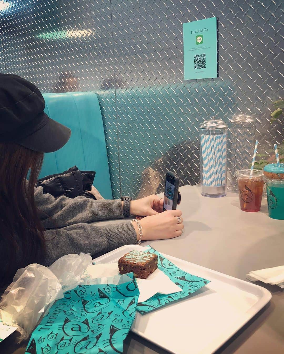 時東ぁみさんのインスタグラム写真 - (時東ぁみInstagram)「アクセサリーのクリーニングでTiffanyへ♡ ・ その間にカフェりましょ☆ ってことだったのに…この店舗ではやっておらず。。。 Tiffanyカフェだけをとりあえず満喫♡ めちゃくちゃ可愛かったー😍 Tiffanyブルーだらけでキュンでした♡ ・ swipe→3枚目は映え写真の裏側w 友達必死すぎっw クリーニングは他の店舗でしてもらいました！ ・ #時東ぁみ #カフェ #cafe #tiffany #ティファニー #tiffanycafe #ティファニーカフェ #tiffanyカフェ #原宿 #harajuku #アクセサリー #accessory #クリーニング #cleaning #ティファニーブルー #tiffanyblue #ブルーレモネード #ドーナツ #lemonade #bluelemonade #donuts #可愛い #キュン #映えの裏側」2月8日 14時22分 - amitokito