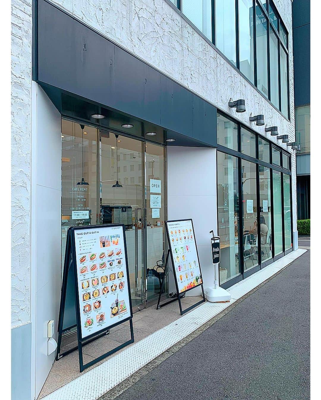 百合華さんのインスタグラム写真 - (百合華Instagram)「大阪南堀江にある『CAFÉ RÉPIT』の２階にある『ÉCOLE ART BIJOUX 南堀江』にてグルーアートジュエリー体験レッスンタイム②💎✨💕  @caferepit  @ecole_art_bijoux   『ÉCOLE ART BIJOUX 南堀江』ではグルーアートジュエリー体験レッスンだけでなく、グルーアートジュエリストになる為のスクールを受講する事が出来ます🥰  将来自身のブランドを立ち上げたりスクール講師になれたりキラキラとした未来へ繋がる素敵な空間で御座いました❤️  気になられた方はお気軽にDMにて御連絡お願い致します💌  @ecole_art_bijoux   #japan #日本 #osaka #大阪 #南堀江 #cafe  #カフェ #ecoleartbijoux  #エコールアートビジュー  #グルーアートジュエリー #グルーアートジュエリスト #swarovski  #スワロフスキー #スワロフスキークリスタル #スワロフスキー社のセラルーン #キラキラアクセ #体験レッスン #ハンドメイド #ビジュー #集中力アップ  #ydk #やればできる子  #やればできる」2月8日 14時43分 - yurika.lovelily
