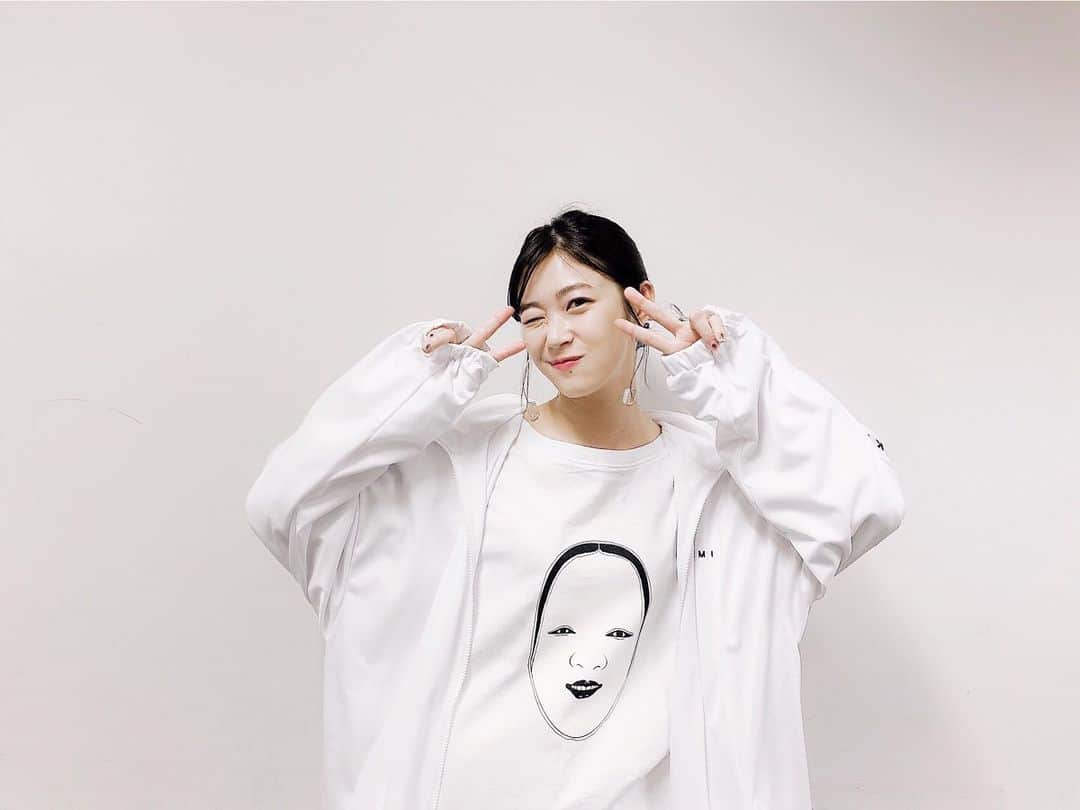加村真美のインスタグラム：「ikumiの衣装うれし〜い✌🏻  Hair&Makeup @kei.y_hairmakeup  stylist @samukashiwagi   #関内デビル #ikumi #ダブルピース」