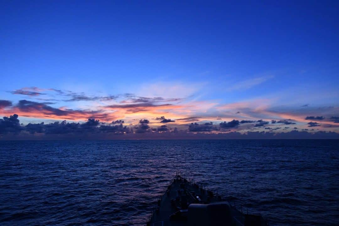 海上自衛隊さんのインスタグラム写真 - (海上自衛隊Instagram)「【#バーチャル世界一周】 本日はインド洋を航行します！ 見渡す限りの水平線。 赤道付近では綿菓子のような雲が見られます。 (平成30年度の写真)  #海上自衛隊  #海  #ブルー  #透明感  #海外  #水平線  #赤い線はない」2月8日 14時45分 - jmsdf_pr