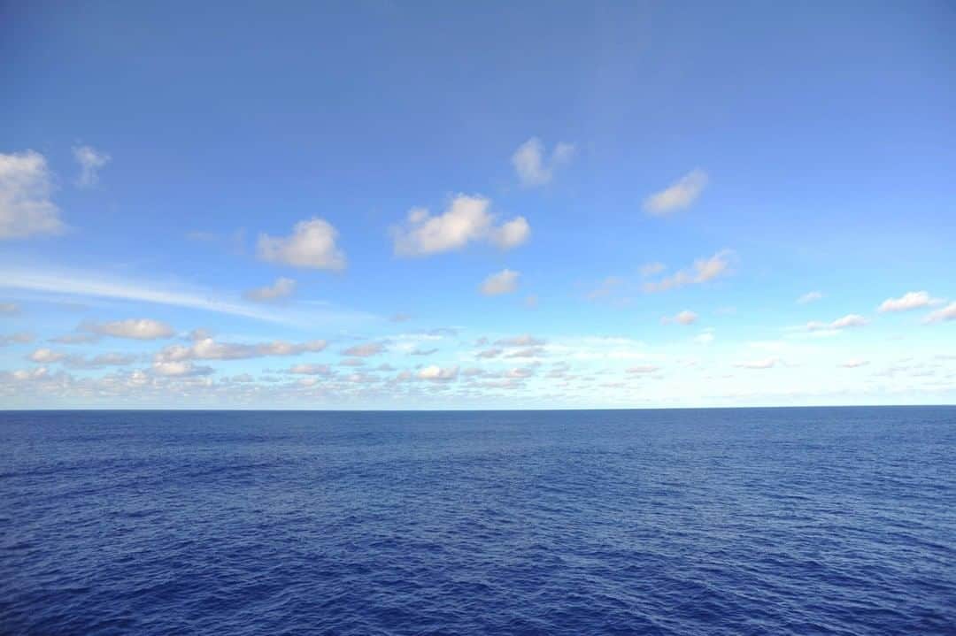 海上自衛隊さんのインスタグラム写真 - (海上自衛隊Instagram)「【#バーチャル世界一周】 本日はインド洋を航行します！ 見渡す限りの水平線。 赤道付近では綿菓子のような雲が見られます。 (平成30年度の写真)  #海上自衛隊  #海  #ブルー  #透明感  #海外  #水平線  #赤い線はない」2月8日 14時45分 - jmsdf_pr