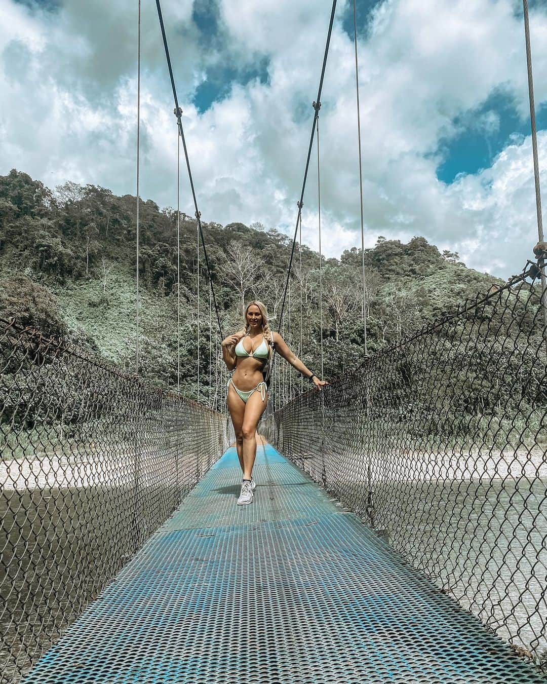 Kindly Myersのインスタグラム：「Hanging bridge. @tucanestours @igloobeachlodge」
