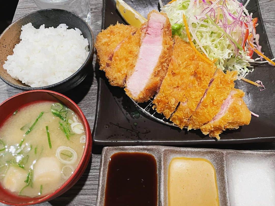 西代洋のインスタグラム：「美味いンスタグラム♪ どうも プロフェッショナルフードテイスターの西代です（笑）  勝手に言い出しました♪ プロの試食人（笑） 言うて行こ♪  信頼できる舌をもってる 後輩親指ぎゅー太郎 オススメの最強とんかつ！！！  ここはヤバイ、、、 今まで食べてきた とんかつとは真逆のところに存在する とんかつや、、、  衣の軽さ！ 衣もキメの細かさ！ 揚げた油の香りと味！ 肉の分厚さ！ 肉の柔らかさ！  オーストラリアの塩で食べると 塩味がレアの肉にジンワリ浸透していき、、 その塩が豚肉の甘味をこれでもかと言うほど引き出してくる、、、  今まで食べてたとんかつは いったい なんやったんや、、、、、  腹にガツンときてパンチのある料理 やったよな、、？？  きめ細かい衣をまとった しっとりとした甘味のある 上品なロースカツ。 箸でつかんでるだけで 重力で切れてしまう程、、、  もう食べて3時間ほど ゲップしても とんかつ食べた事を思い出せない 最強とんかつ！  #大阪 #心斎橋 #とんかつ #ランチ #美味いンスタグラム #プロフェッショナルフードテイスター #とんかつ大喜」