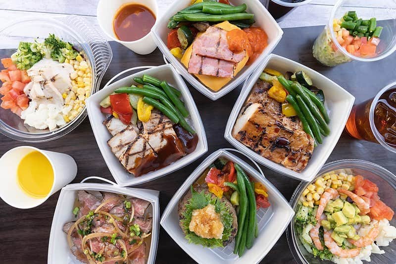 Courtyard by Marriott Tokyoのインスタグラム：「ラヴァロックのテイクアウトリニューアル😁  LAVAROCK DELI 4つのメニューから１つ + ミニサラダ + コーヒー or 紅茶 [￥1,000] 😋  4つからお好きな１つを選べるLAVAROCKデリ  1　ハンバーグ （デミグラスソース、ベーコンチーズトマト、和風の３種類からお選び下さい） 2　グリルチキン🍗  3　グリルポーク 🐷  4　ローストビーフ（1日5食限定） 🐮   LAVAROCK VEGETABLE DELI ２つのメニューから１つ + 本日のスープ + コーヒー or 紅茶 [￥1,000]  1　アボカドシュリンプのチョップドサラダ 🥑  2　ハーブチキンのチョップドサラダ 🌿  2021.02.08-（11:30-14:00）※土日祝除く  Enjoy our new Lavarock Takeout Menu! Select 1 main out of the  4 choices below (comes with mini salad + coffee or tea) [1,000 yen] 😋   1　Hamburger Steak （Demi-glace sauce, bacon cheese tomato, Japanese style） 2　Grilled Chicken  3　Grilled Pork  4　Roast Beef (5 per day, first come first serve）   LAVAROCK VEGETABLE DELI Select 1 out of the 2 two choices below (comes with today's soup + coffee or tea) [1,000 yen]  1　Avocado Shrimp Chopped Salad  2　Herb Chicken Chopped Salad    #healthy #ヘルシーメニュー #丸の内ol #ヘルシー #減量 #野菜たっぷり #野菜 #野菜料理 #ランチ #東京駅 #京橋グルメ #京橋 #テイクアウト #テイクアウトランチ #東京 #丸の内 #ol #サラダ #テイクアウトサラダ #ハーブチキン #ローストビーフ #アボカド #ハンバーグ #ボリューム満点 #ヘルシーランチ」