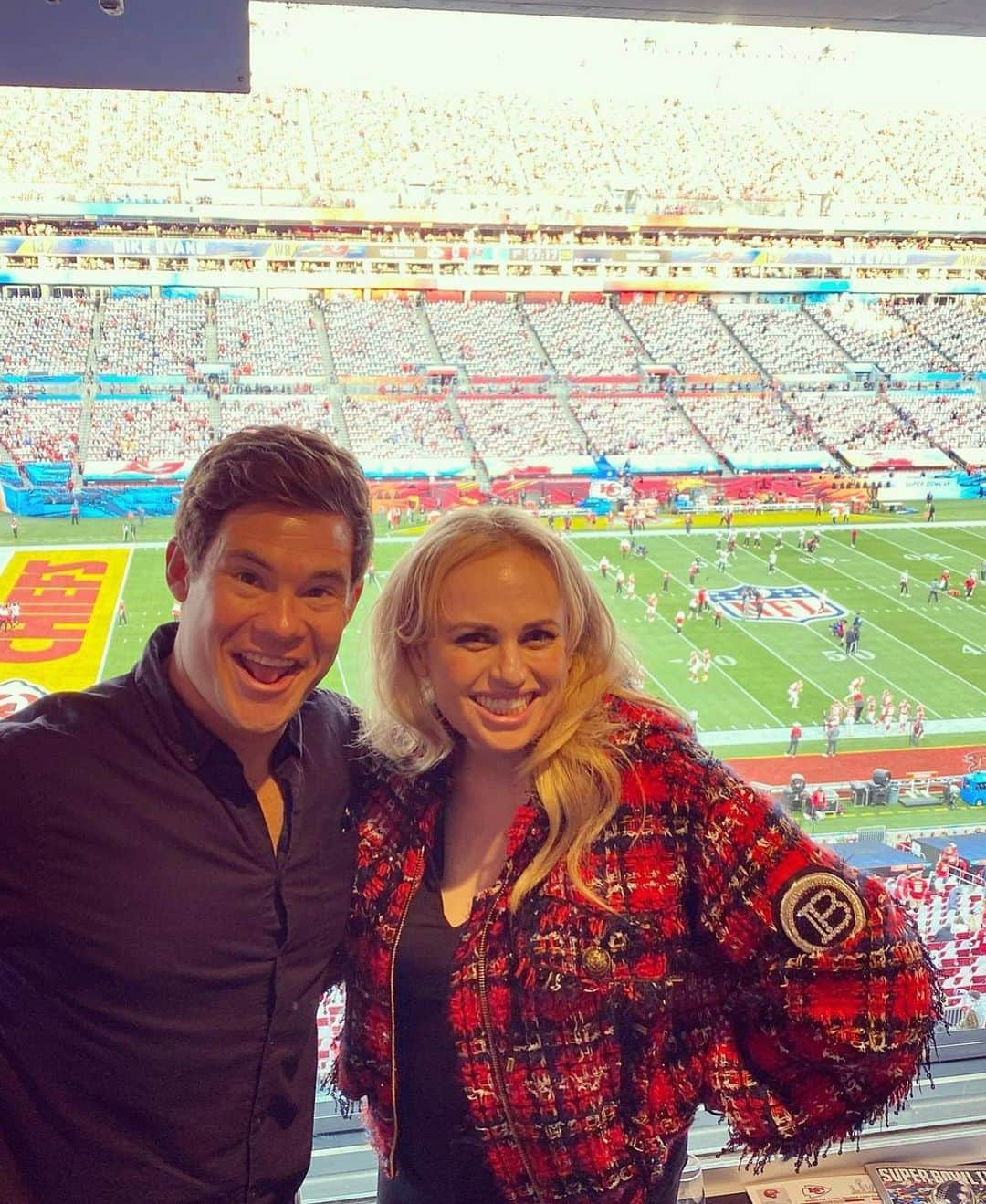 Just Jaredさんのインスタグラム写真 - (Just JaredInstagram)「“Pitch Perfect” co-stars @rebelwilson and @adamdevine reunited at the Super Bowl! The actors were seated in a private suite at the game in Tampa. #RebelWilson #AdamDevine #SuperBowl Photos: @rebelwilson」2月8日 15時10分 - justjared