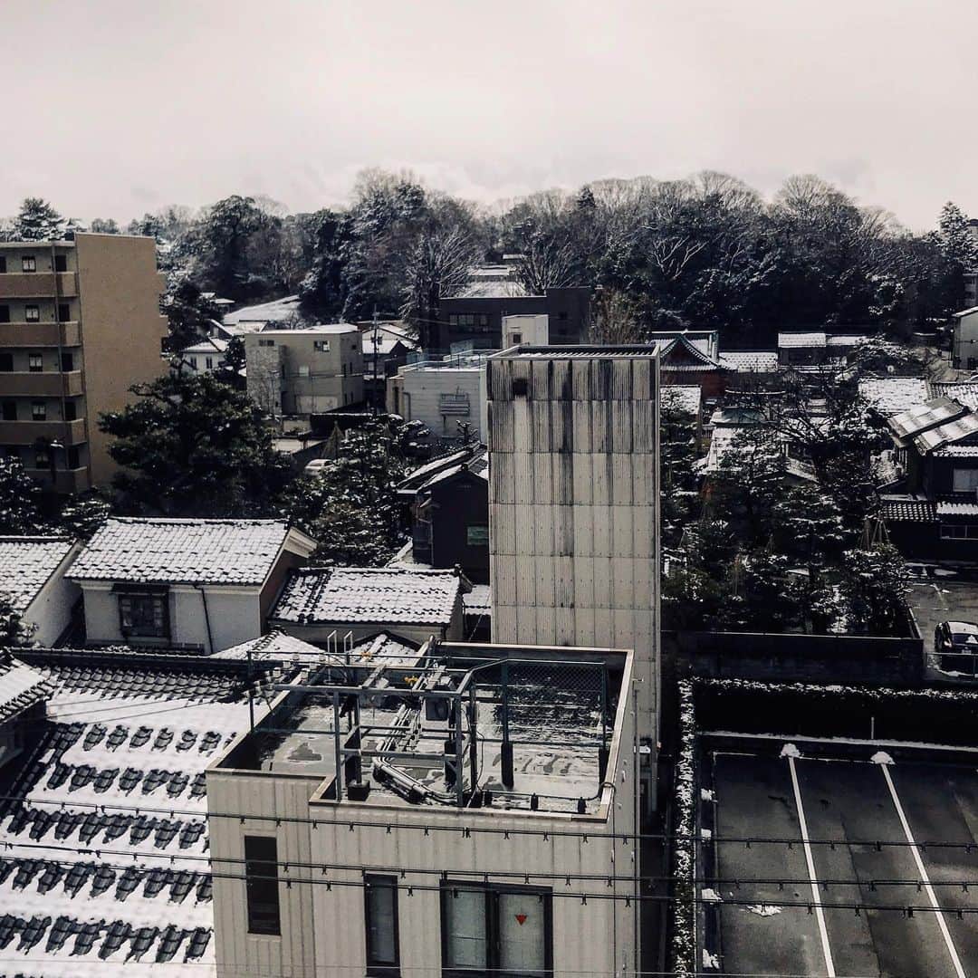 ホテルパシフィック金沢のインスタグラム：「. 外は真っ白な金沢です💭☺️ ずっと嫌いだった雪ですが 今年は雪が降るとわくわくしてしまいます😌 なかなかコロナがおさまらない もやもやした時期が続きますが 力を合わせて乗り越えていきたいです🤝  . 【緊急事態宣言の延長に伴う臨時休館日のお知らせです】 . この度、【緊急事態宣言】の延長に伴い、 2月9日(火)、10日(水)、18日(木)、28日(日)、 3月1日(月)にホテル / カフェ ともに一部営業を 自粛させていただきます。 . なお、休館明け翌日の営業時間はホテル／カフェともに11:00amからとなります。 . いつも当館をご利用くださる皆様方には、大変ご不便とご迷惑をおかけいたしますが、何卒 ご理解とご協力のほど宜しくお願い申し上げます。  . . #hotelpacific #hotelpacifickanazawa #ホテルパシフィック #ホテルパシフィック金沢 #ホテル #hotel #旅行 #instatravel #renovation #リノベーション #リノベ #renovationhotel #リノベーションホテル #休館 #臨時休館 #石川 #金沢 #kanazawa #ishikawa #japan #jpn」