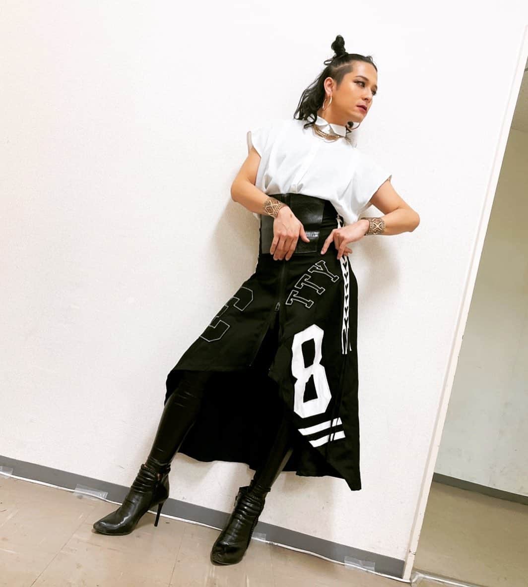 HIDEKiSMのインスタグラム：「ENVii GABRIELLA ONEMAN LIVE 「カマリンピック2 〜今年こそは〜」 2021.02.06(SAT) 無事に終了しました🙌💖 ご来場いただいた皆様。 配信をご覧いただいた皆様。 本当にありがとうございました💋  楽しんでいただけましたでしょうか。 笑えましたでしょうか。ワクワクしましたでしょうか。明日からまた頑張ろうって思えましたでしょうか。 皆様の日常に少しでも元気がお届けできていれば幸いです。  久々に全身写真載せちゃうんだけどこの衣装やっぱきゃわわ。 なんかお腹痛いけど、トイレ埋まってるけど全然余裕ですよって顔で並んでる人に見えてきた。 なんで右手、その位置になるかね🌝  #enviigabriella #hidekism #gay #lgbt #highheel #heels #music #dance #fashion  #makeup #art #entertainment #オネエ #エンガブ #tokyo #japan」