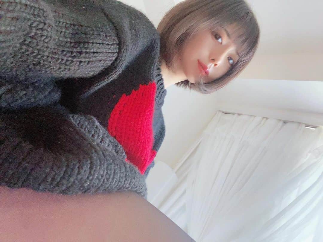 まんまるとまとのインスタグラム：「Valentine coming soon ♡VALENTINE❤️ ・ もうすぐVALENTINE❤️ ぽい服装😍👯‍♀️ ・ タイツ履ける寒さに なったことが 嬉しすぎる！！！！ϵ( 'Θ' )϶ ・ ・ ・ ・ #valentine #valentineday #japanesegirl #17live #koreanmakeup #japanmakeup  #shortstature #chocolate #gravure #sexythighs  #ootd #150cm #tights  #タイツ #低身長コーデ #低身長  #低身長女子 #ショートヘア #絶対領域   #ショートボブ #インスタグラビア  #チョコレート  #バレンタイン #太もも #バレンタインデー  #イチナナライバー #イチナナ #イチナナ  #발렌타인데이 #일본어 #허벅지」