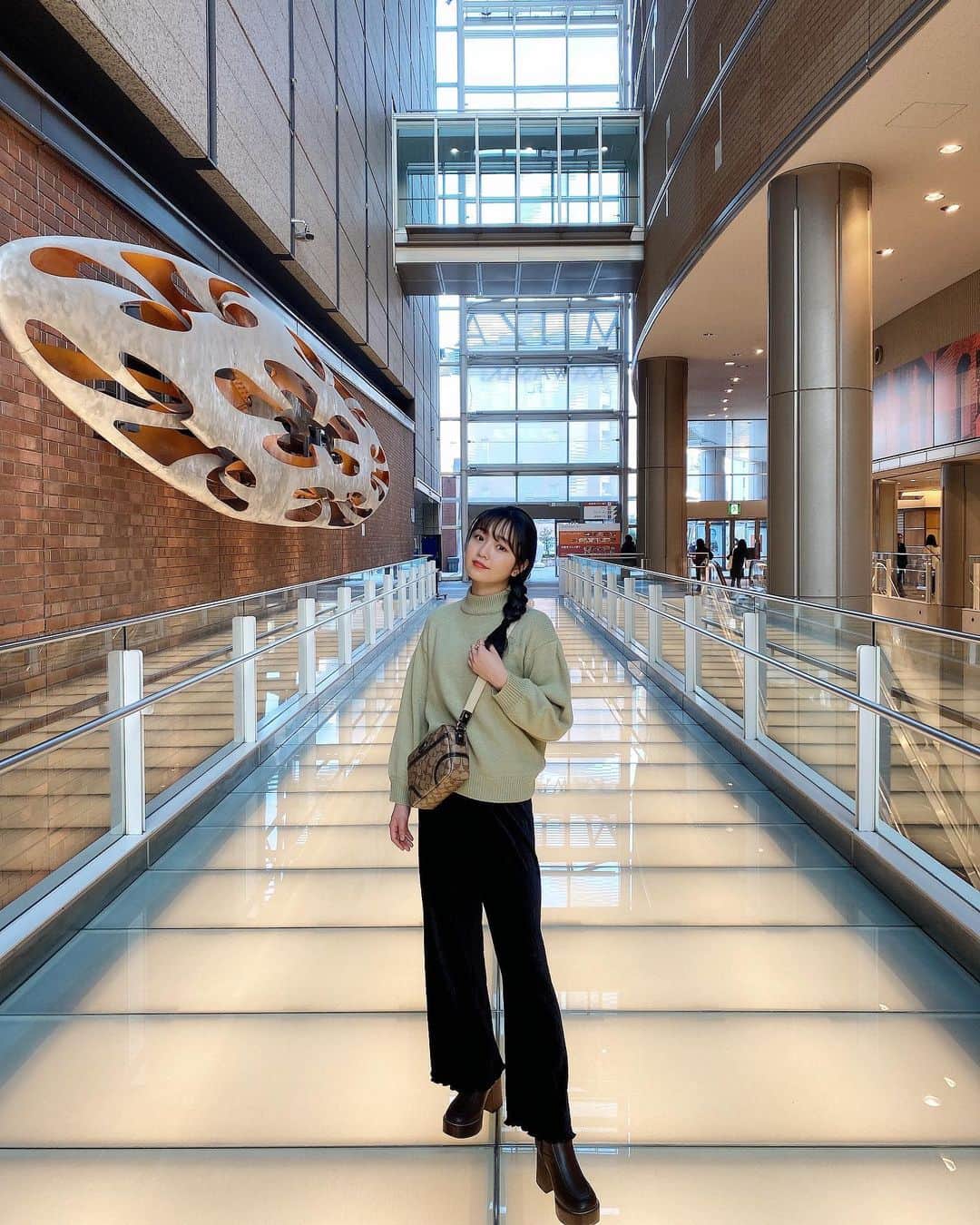 miyuのインスタグラム：「珍しく三つ編みをしました。そろそろ髪の毛切ろうかな？ この服は最近のお気に入りカラーです🍀」