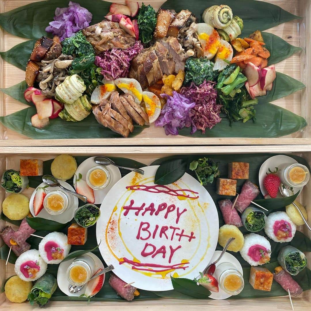 MOMOEのインスタグラム：「木箱にお詰めして  ご家族でのお祝いに おめでとうございます♡  #diary #catering #organic #momoe  #momoegohan」