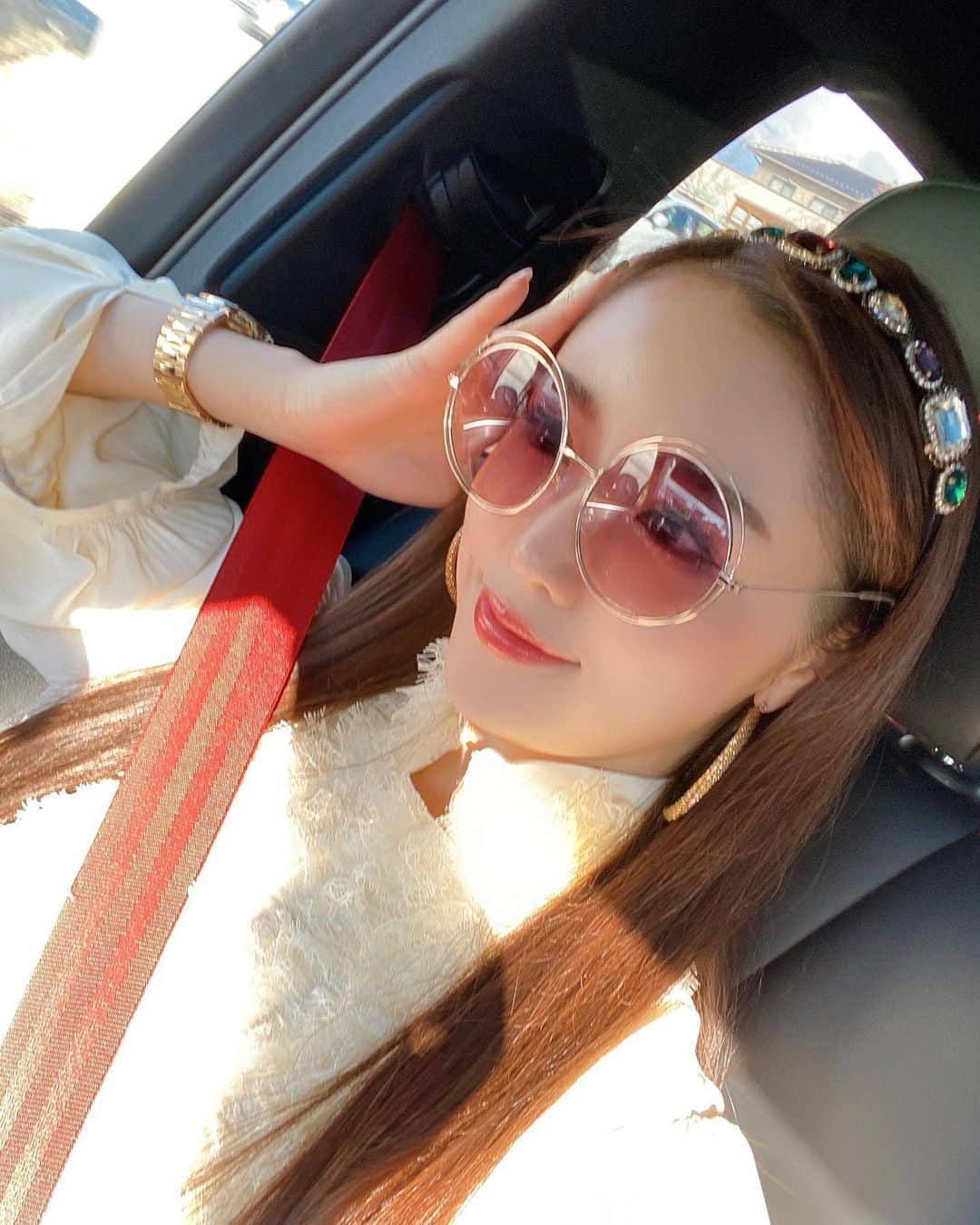 石田安奈のインスタグラム：「最近は変わった形のサングラスにハマり中💖  ちなみにこれは妹のです笑 勝手に借りた🤣 ピアスもカチューシャも笑  #ファッション #ファッション大好き #ファッションフォト #ファッションスタイル #ファッション雑貨 #サングラス　#通販」