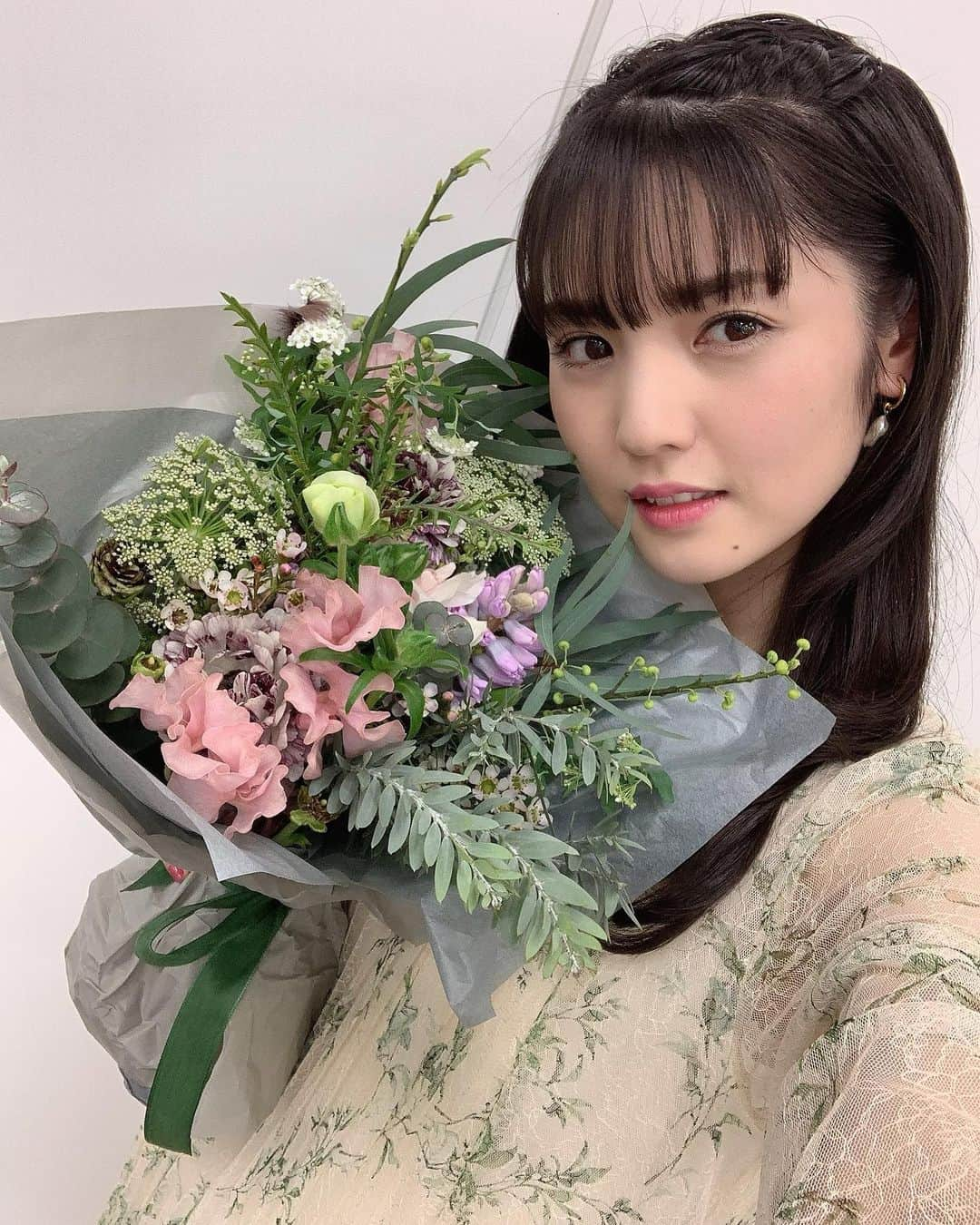 道重さゆみさんのインスタグラム写真 - (道重さゆみInstagram)「5日のインスタライブ後、 JILL STUARTさんからお花をいただきました💐 お洋服にもぴったりで可愛かったです♡  @jillstuartbeauty」2月8日 15時25分 - sayumimichishige0713