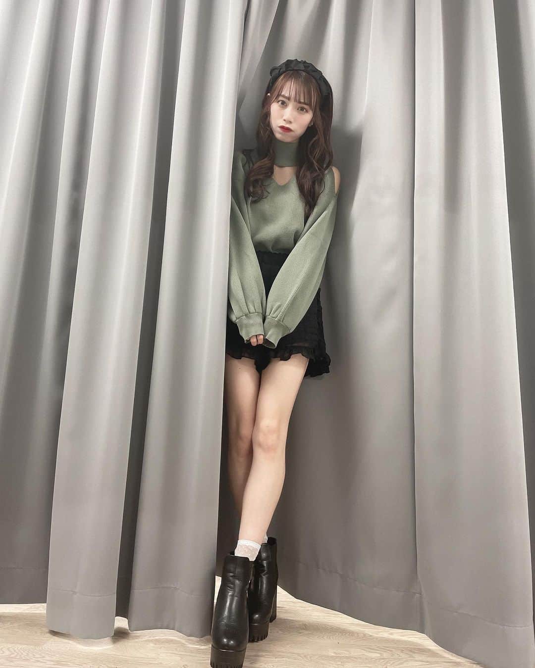 宇佐美幸乃のインスタグラム：「カーテンと一体化  #fashion #selfie #全身 #全身コーデ #code #codenate #私服　#murua #spinns #grl #lowrysfarm #instagood #instagram #instalike #instadaily #fff #followｍe #idol」