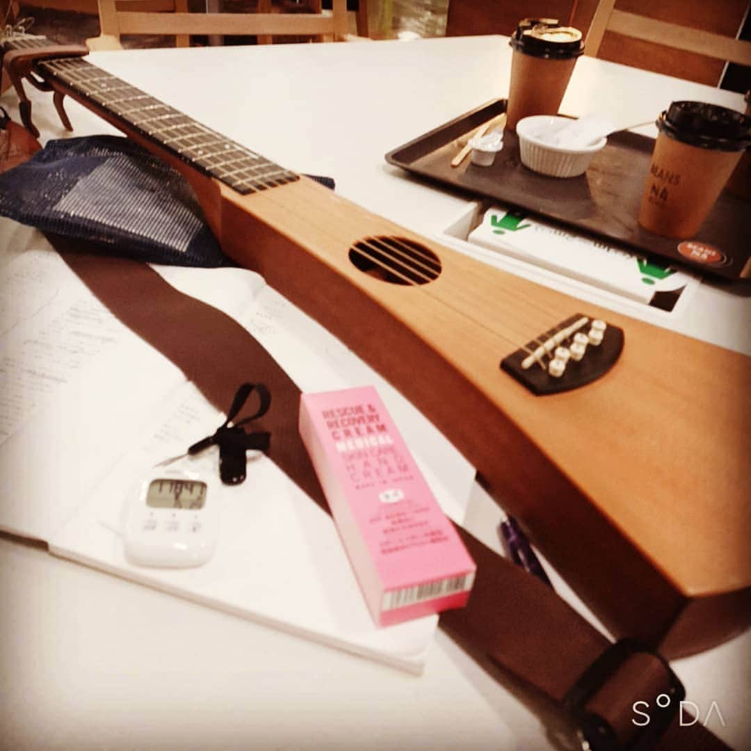 松本隆博のインスタグラム：「。 南海放送なう(^ ^)  ギターとハンドクリーム と万歩計…  ｢部屋とYシャツと私｣的な (^ ^)…違うか。(^_^)」
