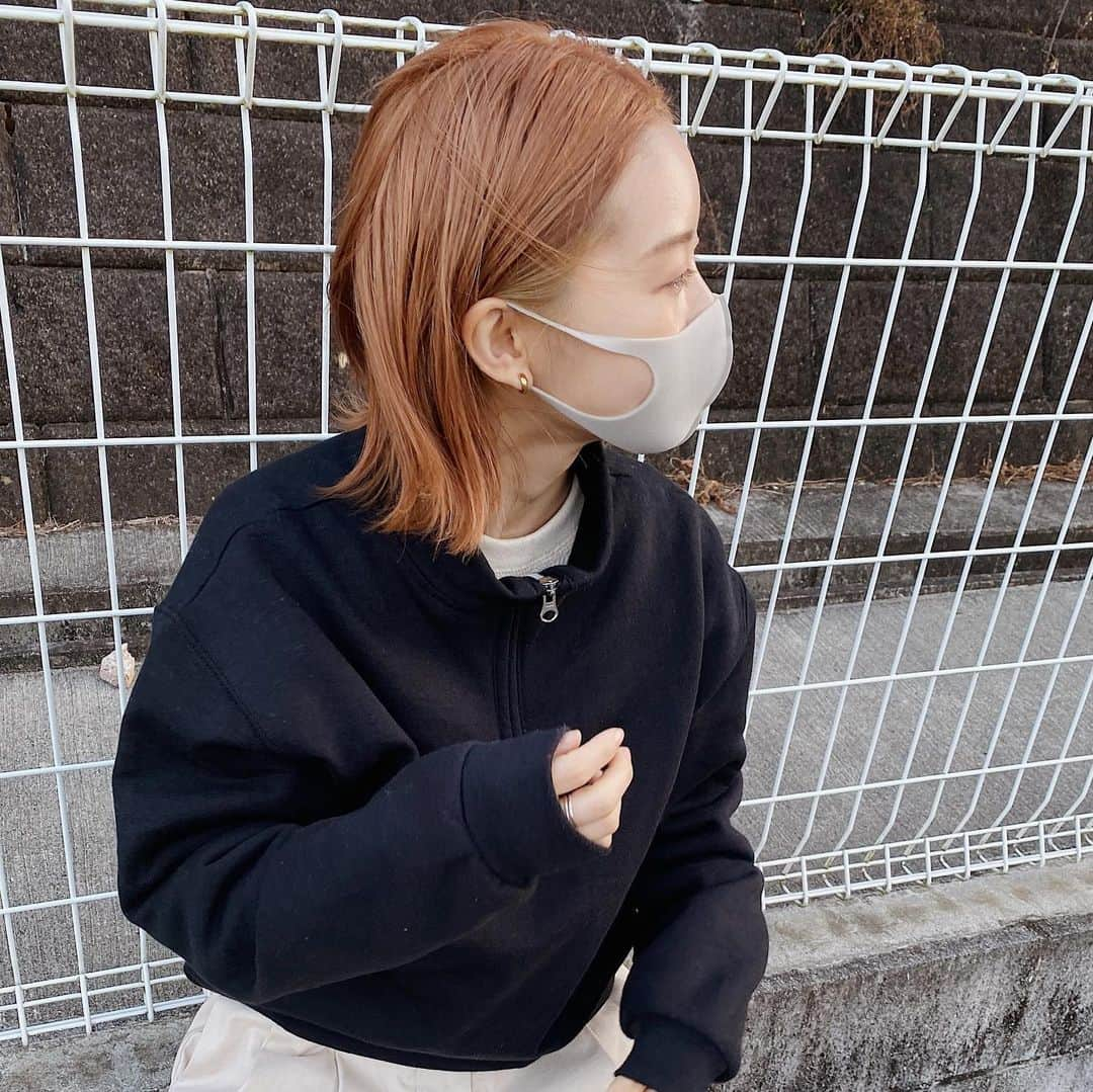 Eri Koyamaのインスタグラム：「. このまえストーリーでちらっと載せた Newヘアカラーが好評でめっちゃ嬉しかった🧡  DMで詳細教えてほしいとのお声も頂いてたので 担当の @allyssuke1216 さんに聞いたよ🗒  全頭ブリーチ インナーカラーは13トーンのベージュ 表面は8トーンのアプリコットベージュ  だそうです◎  4つめの動画からフィルター加工なしです インナーカラー入れたのはハーフアップとかお団子した時にも 変化をつけたかったから✨ そんなことより強風でぼさぼさすぎ😂w うまく納められないあたりが自分ぽい🧏🏻‍♀️笑  @eri_koyama_ #hair」