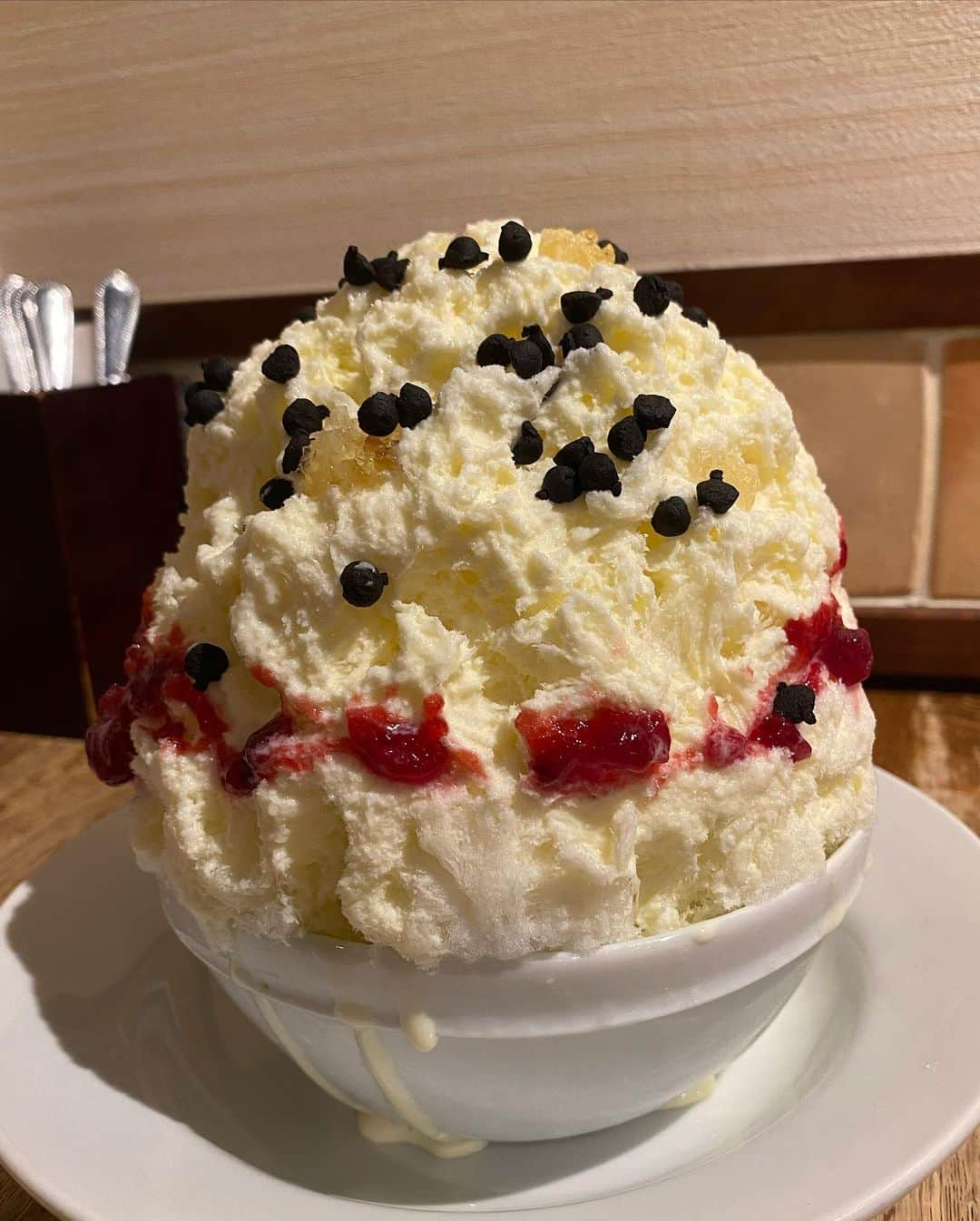 桃乃木かなさんのインスタグラム写真 - (桃乃木かなInstagram)「「セバスチャン」さん🍧  ・いちごとホワイトチョコレートのショートケーキ ・レモンとミックスベリーのレアチーズ仕立て ・みかんとルレクチェ ヨーグルトのムースを入れて ・いちごとレアチーズのブリュレ ・いちごとカスタード生キャラメルとアーモンドキャメリゼ  #セバスチャン #神山町 #かき氷」2月8日 15時56分 - kana_momonogi