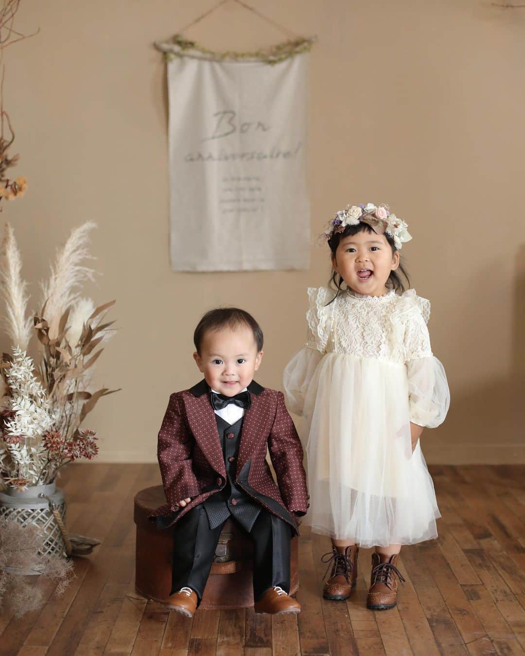 フォトスタジオノザキのインスタグラム：「. お子様の成長をお祝いする日✨  兄妹揃った一枚も特別な思い出になりますよね🎶  2021年の新しい背景として ナチュラルベージュ空間を作りました✨ 私服、洋装、和装どれでもマッチする空間となってます♪ ------------------------------------------- 皆様に安心して当店をご利用いただけますよう フォトスタジオノザキでは新型コロナウィルス感染予防としまして以下の対策を実施いたします。 ・店頭に消毒液を設置 ・店内全ての設備・おもちゃ・その他定期的に殺菌消毒処理 ・スタッフ開店前検温確認 ・スタッフマスク常備　 ご案内や写真セレクト時はマスクを装着 ・スタッフ撮影ごとに手洗い・消毒・うがい実施  皆様が快適に気持ちよく思い出となる写真が 残せますよう精一杯のご対応をさせて頂きます。 ------------------------------------------- . 詳細はこちら⇒（@photostudionozaki) . #フォトスタジオノザキ #photostudionozaki #宮崎 #写真館 #写真スタジオ #前撮り #スタジオ撮影 #宮崎写真館 #宮崎スタジオ #家族写真 #家族愛 #親ばか部 #子供の成長 #宮崎ママと繋がりたい #宮崎ママ #宮崎パパ #ファミリーフォト #ファミリー #familyphoto #family #子供写真 #子供 #兄妹」
