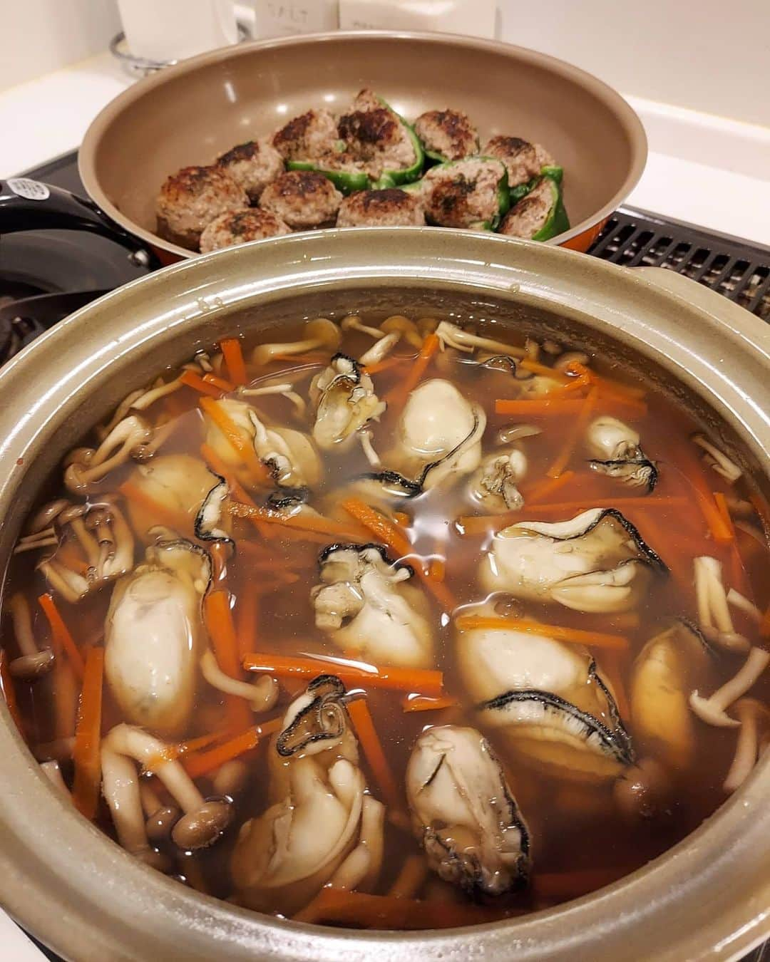 佐藤純さんのインスタグラム写真 - (佐藤純Instagram)「土鍋で牡蠣ご飯🍚  椎茸の肉詰めとピーマンの肉詰め。  #夕飯 #牡蠣ご飯 #椎茸の肉詰め #ピーマンの肉詰め #ママ #ママモデル #モデル #mama #mamamodel #model」2月8日 21時21分 - junsatoidea