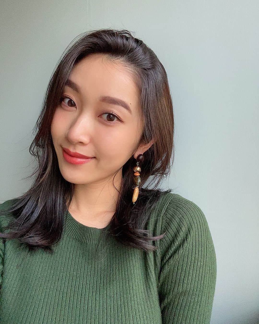 恵里花のインスタグラム：「New Hair New Me✂️﻿ ﻿ 出産前最後のヘアメンテナンス🏃🏻‍♀️﻿💈 当分行けなくなってしまうので﻿この機会に 12cmバッサリ﻿切ってもらいました😳💛﻿ とりあえずまた伸ばせるようこれくらいの長さに💇🏻‍♀️﻿ ﻿ 自分の中でとても新鮮でリフレッシュできました❣️ @kota__haru さんいつも素敵なカット ありがとうございます〜🥺💕﻿  #イメチェン  #ヘアスタイル #ミディアムヘア」