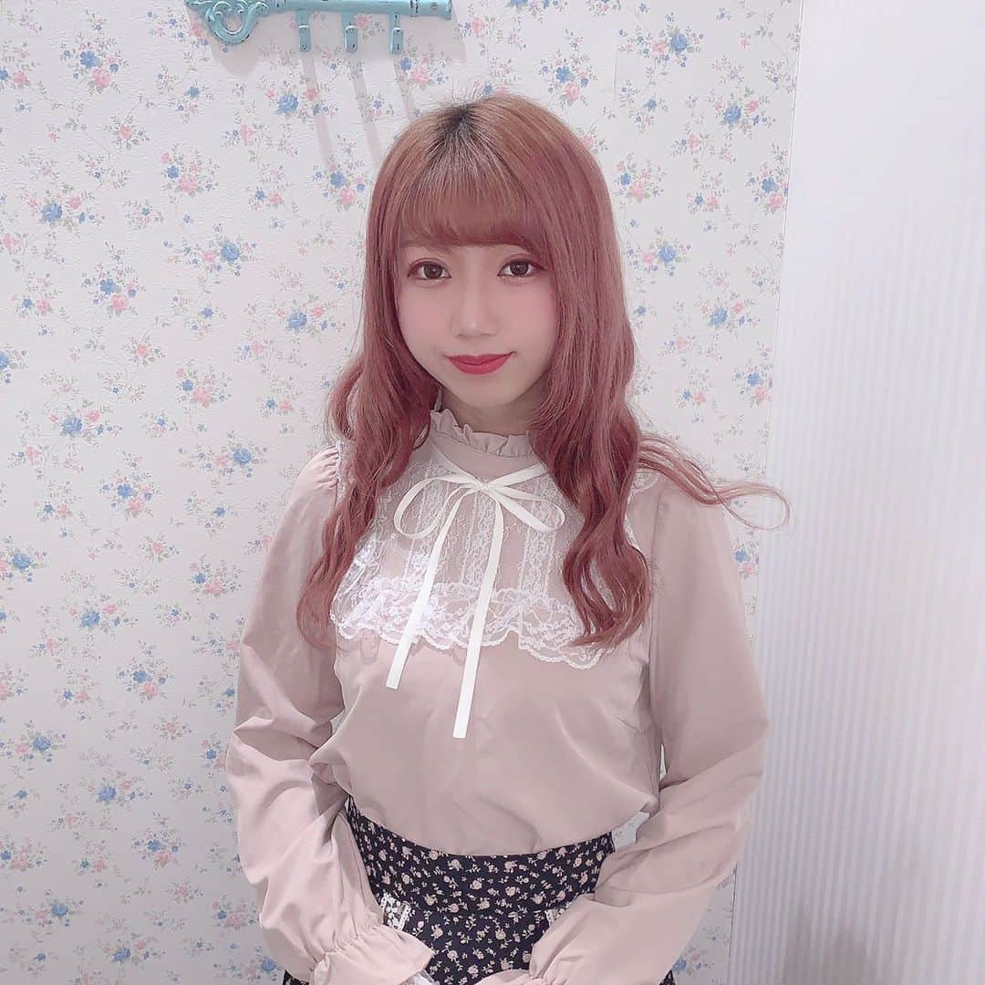 円田はるかのインスタグラム：「ずっとstaffとして関わらせて頂いているHoneyCinnamonのお知らせです🐻🐰💕  2月10日〜14日の5日間限定で渋谷109店でお使い頂けるクーポンをDMでお配り致します🥰💗  気になる商品がある方や初のハニシナデビューや推しへのプレゼントにも是非ご利用ください🥺💕🎁  そして私のオリジナルクーポンなのでGetしてね🥺笑  こちらのキャンペーン期間中のみ、そしてこちらの内容のクーポン以外のDMはお返しできませんのでご了承ください🥲🥲🥲  写真はオススメのバレンタインコーディネート🥰💕 上下ともSALE対象なのでgetしやすいpriceです🥺✨ (SALEアイテムはお配りするクーポンは対象外です🥲)  因みに私は店頭でこのブラウスの色違いのWhiteのほうをきてます🧚🌈  髪の毛ぴょんてしてるのきがつかなかった(´・ω・｀)」