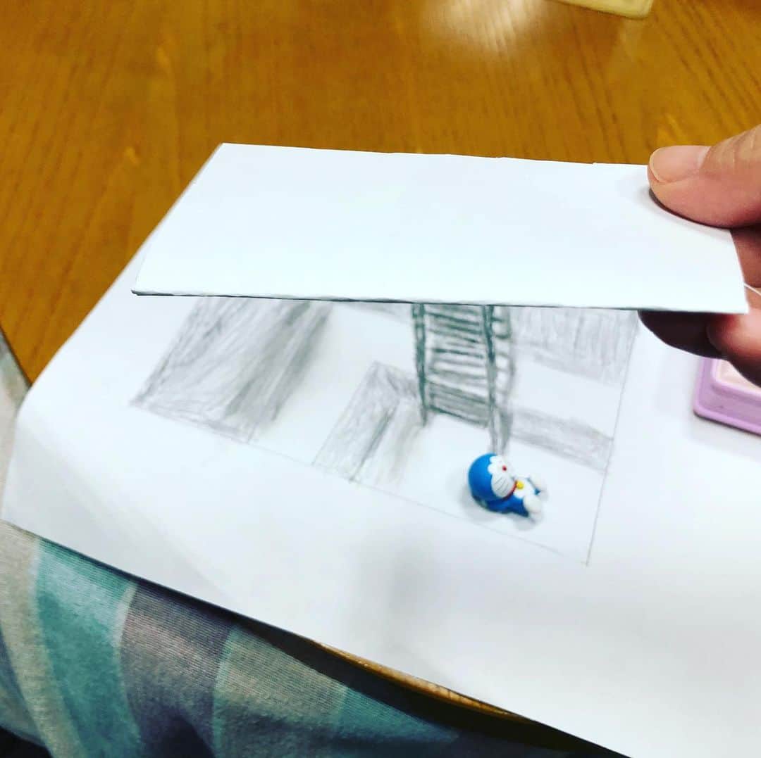 水谷さるころのインスタグラム：「本日の作品。蓋を開けたらはしごがある。というトリックアート。　＃6歳男児マイル」