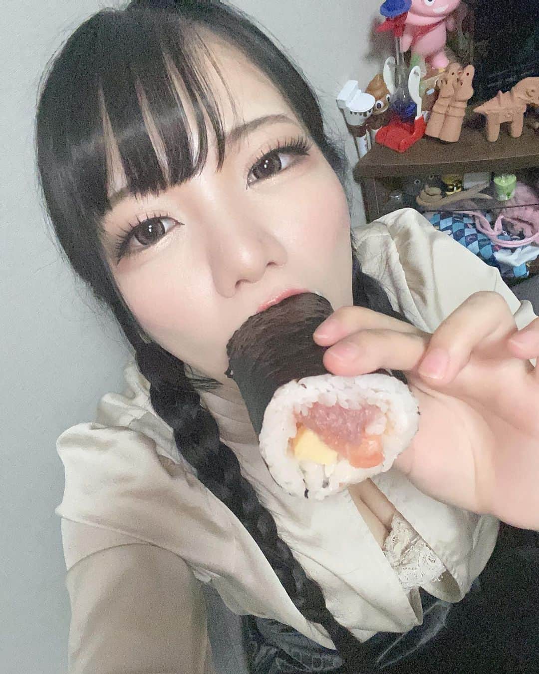 美らかのん（久我かのん）のインスタグラム：「. . . ちょっと前だけど恵方巻き食べました。 . . . #背景気にしないで #恵方巻き #タグ付けるの疲れた #おやすみなさい #goodnight」