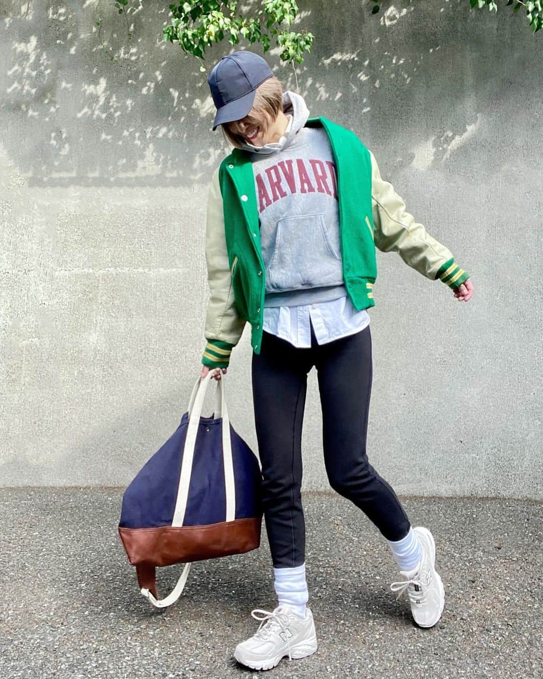 月本えりさんのインスタグラム写真 - (月本えりInstagram)「#ootd カレッジロゴスウェットにスタジャン👦 中にポプリンのシャツを合わせてスポーティすぎないように👔 #outfit #styling #sportychic #jacket #foodie #vintage #champion #madeinusa #shirt #cos #cosjapan #newbalance #sneakers #newbalance530 #totebag #fashion #simplicity #ericore」2月8日 15時58分 - eritsukimoto