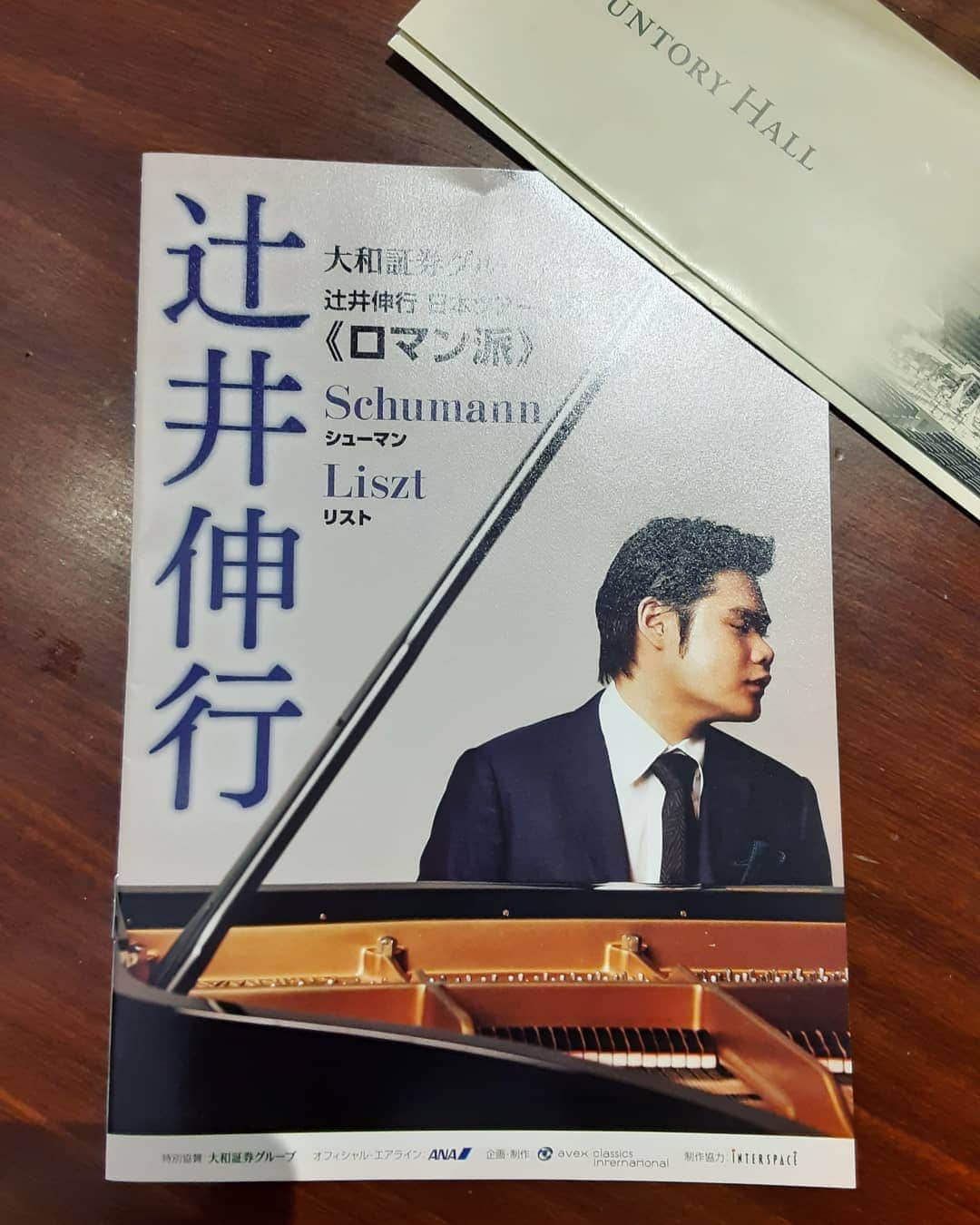 山田友美さんのインスタグラム写真 - (山田友美Instagram)「🎹 -----辻井伸行さん｢ロマン派｣---- ♩シューマン︰パピヨンOp.2 ♩シューマン︰子どもの情景Op.15 ♩リスト︰リゴレット・パラフレーズS434 ♩リスト︰愛の夢第3番S541-3 ♩リスト︰メフィストワルツ第1番 S514  ------アンコール-----  ♩リスト=シューマン 献呈 ♩辻井伸行︰笑顔で会える日のために ♩リスト︰ラ・カンパネラ  --------余談--------  個人的に1番聴きたかったのはトロイメライです。 なーんか色んな夢を見せてもらった感じです。 華美じゃないけど優しく光る音…と言ったらいいのでしょうか。  子供の情景ってピアノ下手な私でも弾けてしまうけど…だからこそロマン派の理解がないとただの家具の音楽になってしまいます。 手元の見える席で聴けたのが本当にもう、神様からのご褒美かな…？と思ったほど。 あと、 アンコール豪華すぎませんか？ まさか3曲も…ラカンパネラが聴けると思わず会場も｢おおっ…｣とか｢リスト…｣って声が漏れていました。  私も思わず｢わぁ…｣と小声が漏れそうに。  あと皆さんに是非聴いて欲しいのが辻井伸行さんが昨年の夏コロナ禍に作ったオリジナル曲の｢笑顔で会える日のために｣です。 涙がポロポロと流れました。 ｢音楽家として何ができるんだろうと考えて、やっぱり音楽を届けることが僕のできることだ｣と本人のミニトーク付きで曲紹介をしてくださりました。 それを聞くと余計に… 言葉にならない不安な気持ちをそっとすくいあげてくれる優しさに溢れた曲です。みなさんもぜひ！！！  あと献呈ってね？ (Du meine Seele〜, du mein Herz, Du meine Wonn', o du mein Schmerz, Du meine Welt, in der ich lebe, Mein Himmel du, darein ich schwebe, O du mein Grab, in das hinab Ich ewig meinen Kummer Gab!) ↑これ頭の中で流れちゃう。笑ホールで高らかに歌いたい気持ちをぐっと我慢しました！笑  #辻井伸行#ピアノ#ロマン派#サントリーホール#クラシック#フリーアナウンサー#山田友美#スターダストプロモーション」2月8日 16時05分 - __tomomiracle