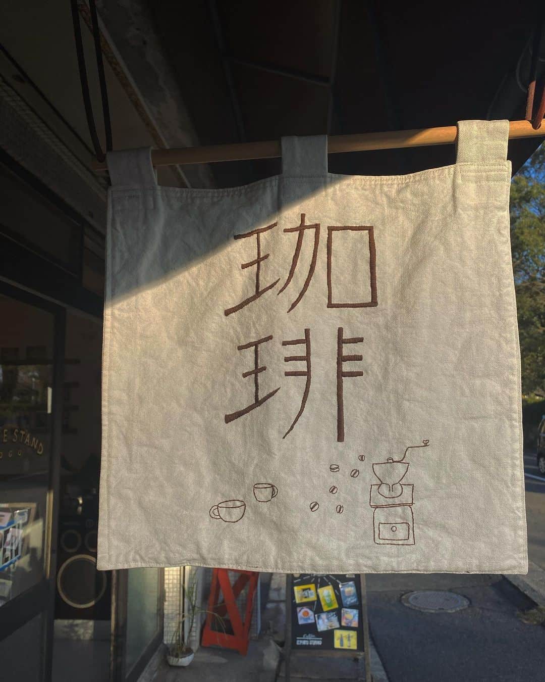 鬼辻麻衣さんのインスタグラム写真 - (鬼辻麻衣Instagram)「珈琲のお供。  グルテンフリーのガトーショコラ☕️ 美味しかった、、🤎 #coffeetime #cafelatte #sunnydayscoffee」2月8日 16時02分 - kitsumai