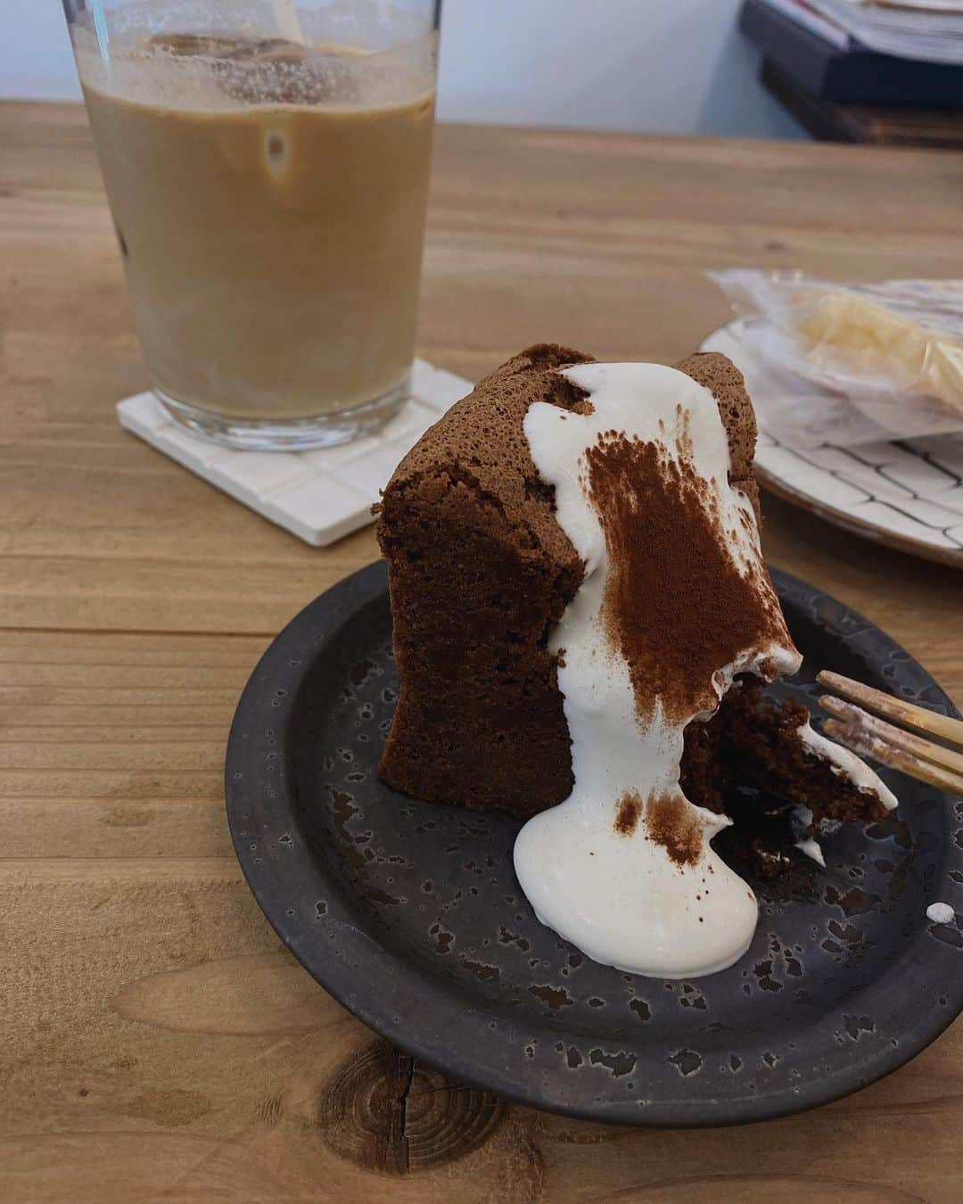 鬼辻麻衣さんのインスタグラム写真 - (鬼辻麻衣Instagram)「珈琲のお供。  グルテンフリーのガトーショコラ☕️ 美味しかった、、🤎 #coffeetime #cafelatte #sunnydayscoffee」2月8日 16時02分 - kitsumai
