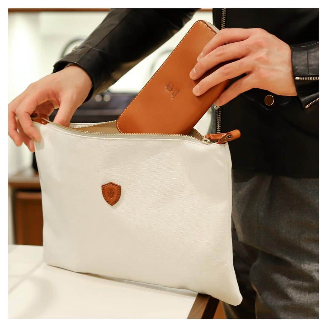 Felisi Japan 〔フェリージ〕のインスタグラム：「【2021 SPRING & SUMMER COLLECTION】 . ■SUSTAINABILITY LINE –PUNTO A MANO- . 創業当時のフェリージは、全行程を手縫いで行い、 ノンケミカルで製造されたレザーを使用していました。 「Punto a mano」はそんなフェリージの原点に立ち返って、 次の未来を見つめるモデルと言えます。 . シリーズのモデル共通で中には 仕切りになるキャンバス素材のポーチが付いており、 取り外してクラッチバッグとしても使用可能です。 . Model No. 21/26/A Price : ¥110,000 . ▶詳しくはプロフィールページからもご覧いただけます。 . . . #felisi #felisiselection #felisicollection #SS21 #newcollection #sustainability #puntoamano #leatherbag #vachettaleather #totebag #bag #フェリージ #フェリージセレクション #フェリージコレクション #2021年春夏 #新作コレクション #サスティナビリティ #プントアマーノ #バケッタレザー #レザーバッグ #レザートート #トートバッグ #バッグ #かばん #鞄」