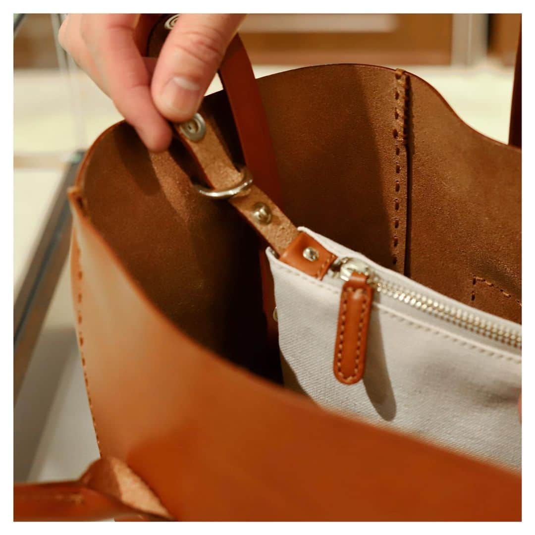 Felisi Japan 〔フェリージ〕のインスタグラム：「【2021 SPRING & SUMMER COLLECTION】 . ■SUSTAINABILITY LINE –PUNTO A MANO- . 創業当時のフェリージは、全行程を手縫いで行い、 ノンケミカルで製造されたレザーを使用していました。 「Punto a mano」はそんなフェリージの原点に立ち返って、 次の未来を見つめるモデルと言えます。 . シリーズのモデル共通で中には 仕切りになるキャンバス素材のポーチが付いており、 取り外してクラッチバッグとしても使用可能です。 . Model No. 21/26/A Price : ¥110,000 . ▶詳しくはプロフィールページからもご覧いただけます。 . . . #felisi #felisiselection #felisicollection #SS21 #newcollection #sustainability #puntoamano #leatherbag #vachettaleather #totebag #bag #フェリージ #フェリージセレクション #フェリージコレクション #2021年春夏 #新作コレクション #サスティナビリティ #プントアマーノ #バケッタレザー #レザーバッグ #レザートート #トートバッグ #バッグ #かばん #鞄」