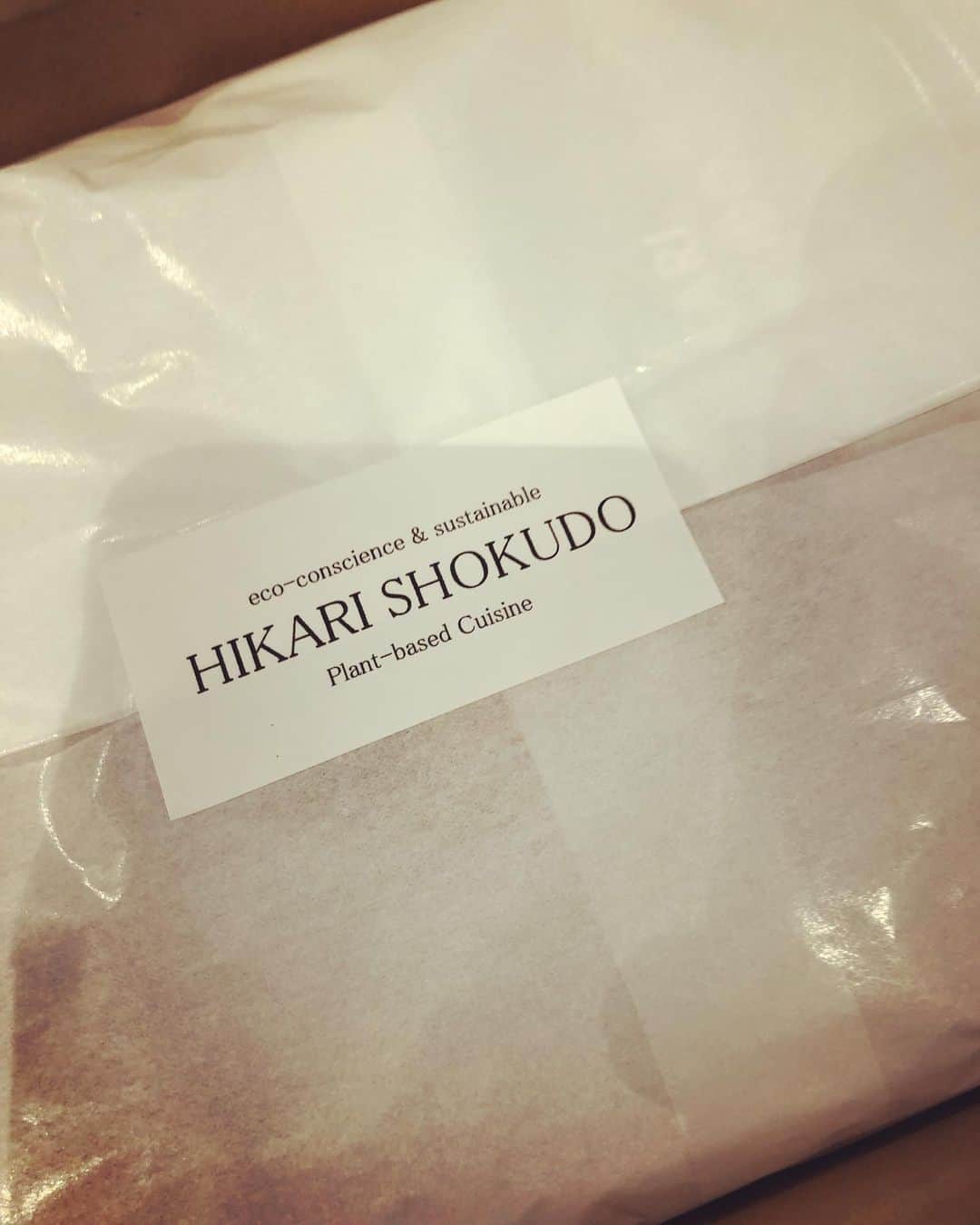 山口リサのインスタグラム：「山口リサのSECRET CLINIC❤️ 2月のマンスリーメッセージテーマは『お取り寄せ』🍫😍  先週おすすめしたのは大好きなドーナツの美味しいお店🍩😍"HIKARI SHOKUDO" @hikarishokudo   しかもすべてプラントベース、オーガニック、小麦も古代スペルト小麦を使っているこだわりまくりのお店❤️  バターとか生クリームとか使われていないのに、どこのドーナツよりも美味しいよ🙌💕☺️ ご褒美にはここのスイーツをお取り寄せしてます♪  みんなのおすすめお取り寄せ情報もお待ちしてます❤️ lisa@kmix.jp  もしくはK-mixの番組ホームページから📩してね❣️」