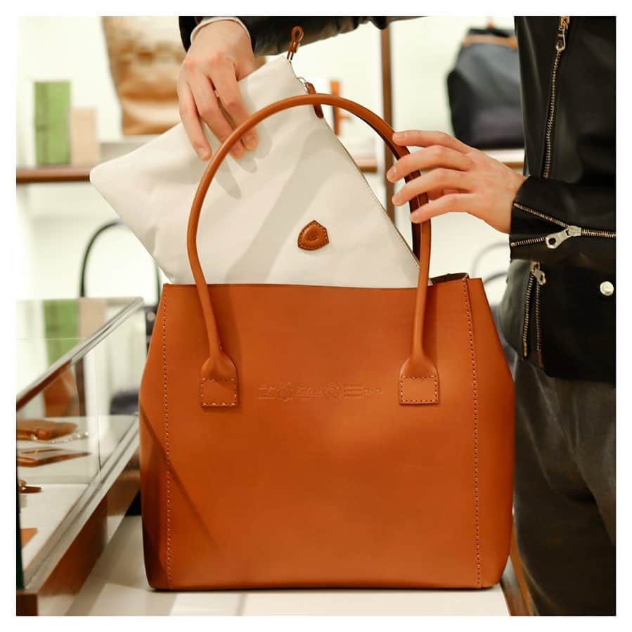Felisi Japan 〔フェリージ〕のインスタグラム：「【2021 SPRING & SUMMER COLLECTION】 . ■SUSTAINABILITY LINE –PUNTO A MANO- . 創業当時のフェリージは、全行程を手縫いで行い、 ノンケミカルで製造されたレザーを使用していました。 「Punto a mano」はそんなフェリージの原点に立ち返って、 次の未来を見つめるモデルと言えます。 . シリーズのモデル共通で中には 仕切りになるキャンバス素材のポーチが付いており、 取り外してクラッチバッグとしても使用可能です。 . Model No. 21/26/A Price : ¥110,000 . ▶詳しくはプロフィールページからもご覧いただけます。 . . . #felisi #felisiselection #felisicollection #SS21 #newcollection #sustainability #puntoamano #leatherbag #vachettaleather #totebag #bag #フェリージ #フェリージセレクション #フェリージコレクション #2021年春夏 #新作コレクション #サスティナビリティ #プントアマーノ #バケッタレザー #レザーバッグ #レザートート #トートバッグ #バッグ #かばん #鞄」