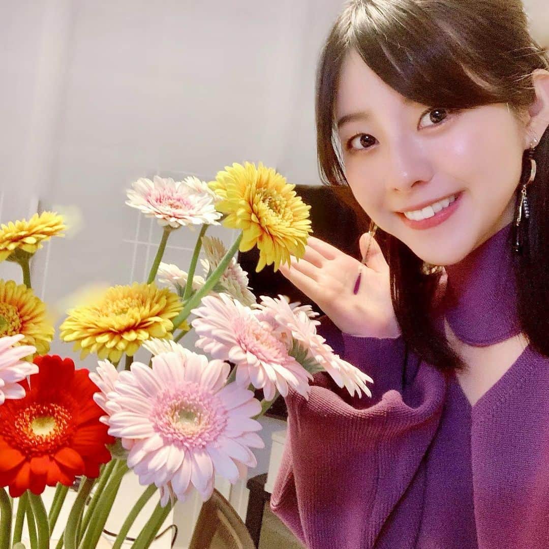 のインスタグラム：「ガーベラのお花と💐✨  今日もイチナナLIVEでお昼配信させていただきました☀️ 明日はドキドキの🔰進撃イベント🔰中間発表です〜💓💓 リスナーの皆様、ケロアイをイチナナライバーとして育てていただきありがとうございます😭✨✨  トップライバー目指して頑張ります❣️ ・ ・ ・ ・ #17live #イチナナ #進撃イベント #ケロアイ #池田愛 #ガーベラ #コロナ支援 #お花のある暮らし #紫コーデ #エレガントコーデ #インスタグラマーへの道」