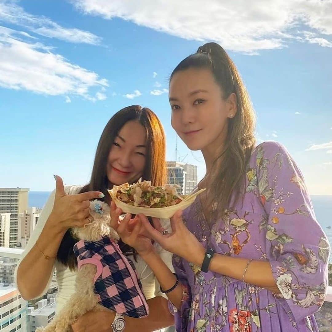 のインスタグラム：「Super bowl day 🏈 Great day Great friends Great foods Great Brady 🏈  今日はフランクにとって超大切な、アメリカンフットボール🏈の頂上戦👍🐻 最高の日、最高のゲスト、最高のお料理？🤣私のソウルフード、たこ焼きタカちゃんをメイン料理にし😂おもてなし😄😘まきちゃん @makikonikson 、Michael、Koinu 🐶Boo🐶との久しぶりのハワイでのスーパーボウル最高楽しかった ね👍有難う❤️  #takakoworldstylin🌎 #lifestyle #hawaii #superbowl #たこ焼きタカちゃん#yokawao #和央ようか」