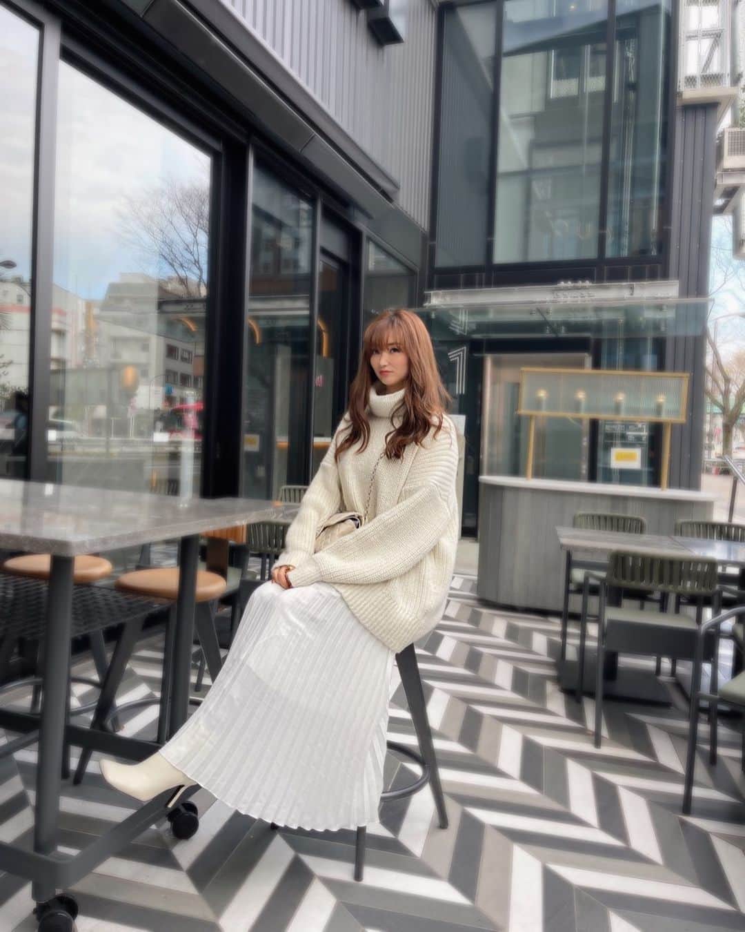 のインスタグラム：「🤍♡🤍  #WHITE#mood #instafashion#ootd#アラフォーコーデ#instashoes#tokyo#dress#高身長女子#followme#outfit」