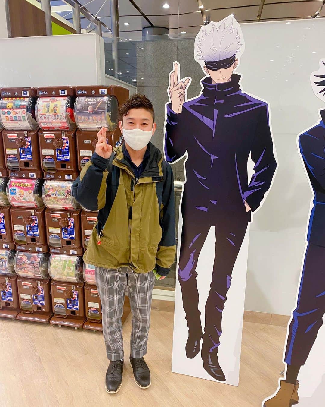 空道太朗のインスタグラム：「. 思ってたよりかなり背高かった。 MBSのロビーで領域展開してた🤞 #等身大 #五条悟」