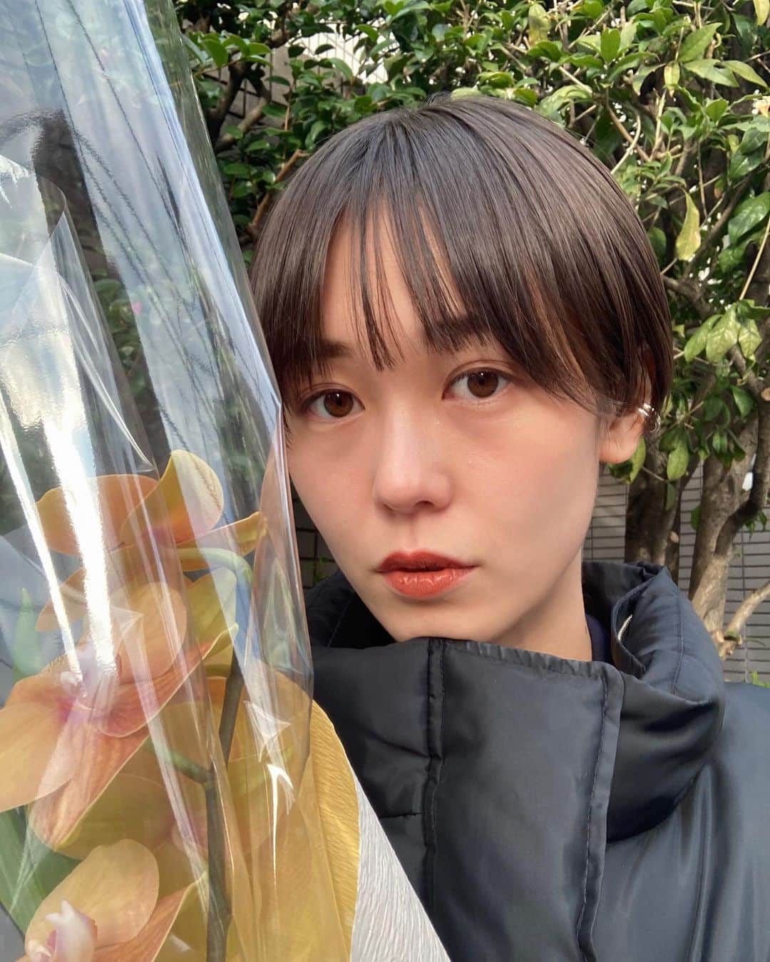 平野マユのインスタグラム：「お久しぶりの投稿になってしまいました。 @awrybythemanner で髪切ってお花も買ってきたよ🌼 なほさんありがとう〜！ @naho__ikeda」