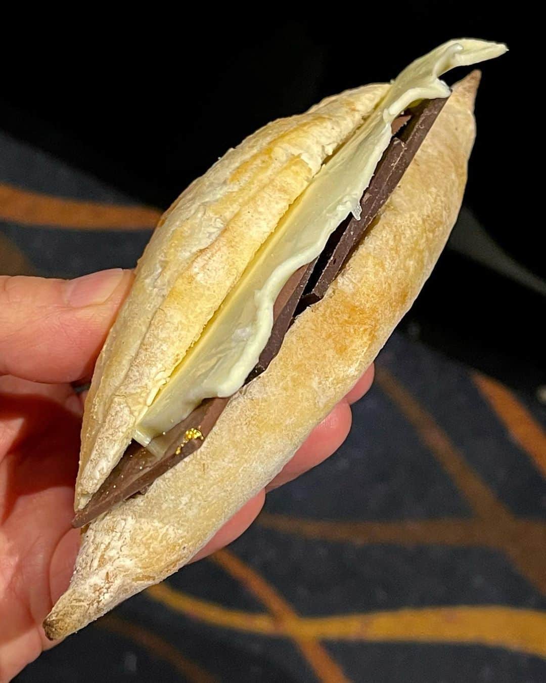 秋山具義さんのインスタグラム写真 - (秋山具義Instagram)「『ル パン ドゥ ジョエル・ロブション』の「チョコとバターのカスクート」は、パン好きで、チョコ好きで、バター好きの人にぜひ食べてほしい❤️﻿ ﻿ #ルパンドゥジョエルロブション #チョコとバターのカスクート #具義パン2021 #具義スイーツ2021」2月8日 16時25分 - gugitter