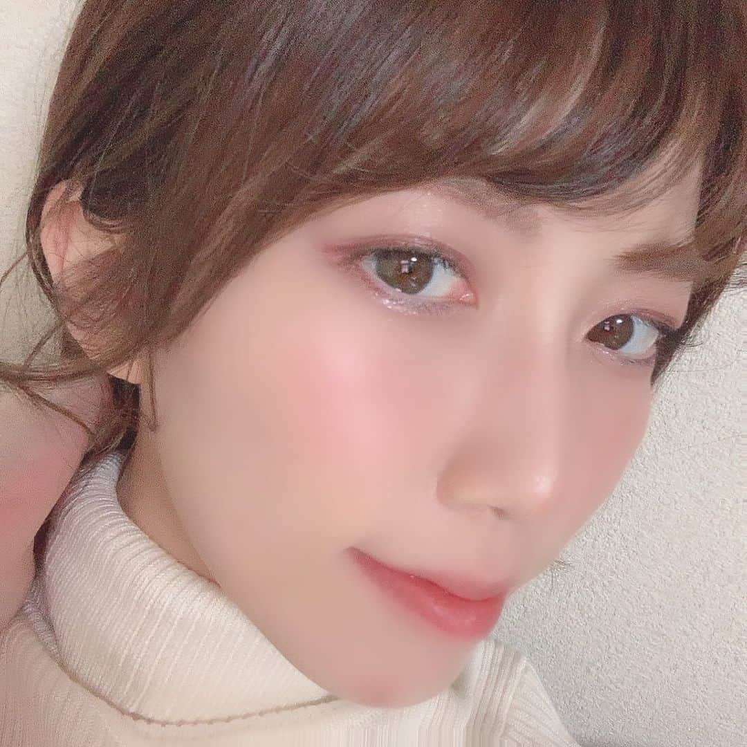 板野優花さんのインスタグラム写真 - (板野優花Instagram)「💄CipiCipi グリッターイルミネーションライナー 03 ピンクスパークル @cipicipi_official  💄EMAKED まつげ美容液 @mizuhashihojudo  ・ アイメイク関係で最近愛用してるコスメグッズ達ですー☺️💕 ・ グリッターライナーはYouTuberの ふくれなさんがプロデュースしてる物✨ ほんと優秀で涙袋真っ平ら族の私でもちゃんと涙袋が爆誕する👁✨笑 ・ 人気のカラーは01のピンクベージュみたいだけど サンプルは少し派手に見えがちのピンクスパークルも 乗せ方で全然ナチュラルにもなって良い感じ🙆‍♀️💓 ・ マットが流行りとはわかってるけど やっぱりキラキラが好きで買っちゃった😚💓 ラメ感が物足りないアイシャドウにプラスしてもいいかも✨ ・ まつげ美容液は、マツエクサロンのお姉さんに まつ毛が薄くなってるって毎回指摘されてて😂 さすがにこれはハゲるなと危機感を感じて まつ毛が伸びるってめっちゃ人気のこの子を購入🙆‍♀️💕 ・ ココ最近はずっと両目180本ずつが限界だったけど この前マツエクメンテナンスに行ったら 200本まで付けられるようになってて この子のおかげだと思ってる！！🥳 しかも細いまつ毛多いとかも言われなくなったの✨ ・ #cipicipi #シピシピ #グリッターイルミネーションライナー  #emaked #エマーキット #まつげ美容液  #ブルベメイク #おすすめコスメ #マスクメイク #ティントリップ #韓国コスメ #コスメ好きな人と繋がりたい #おしゃれさんと繋がりたい #美意識向上 #置き画 #置き画くら部 #100均インテリア #100均 #テーブルフォト  #ゆーろの可愛いメモ」2月8日 16時35分 - yuka_itano