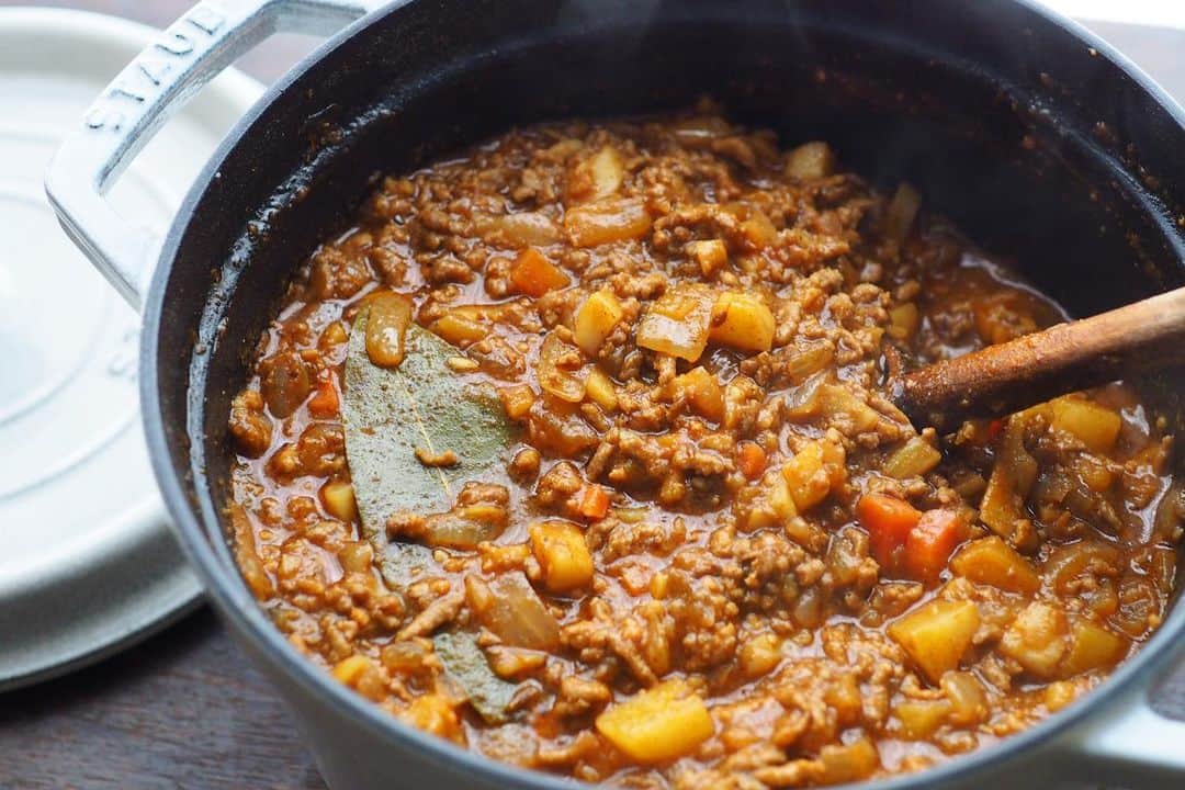 Rocoのインスタグラム：「02.08 キーマカレー。 息子が苦手な蓮根、茄子などありもの野菜たくさん入れて、ひき肉、ニンニク、生姜、クミンシード、コリアンダーパウダー、クローブ、キッチンキング、ローリエ入れて煮込み、ケチャップ、ソース、塩で味を整えて。全て適当量。ベランダが寒いのでいちど冷まし食べる前に温め直して。  #rocoごはん#キーマカレー#おうちごはん」