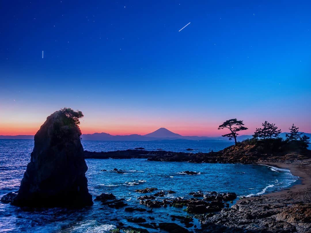 tomohiro koshikaのインスタグラム：「ここは約200年前に 歌川広重が相州三浦秋屋の里 で描いた風景です。 左の岩は江戸時代からあるってことですな。  是非、貴方の大切な人とこの風景をご覧ください☺️  OMD EM5 mk2 M. ZUIKO 17mm 15:30 to 19:14 ProSoftonClear + StarryNight」