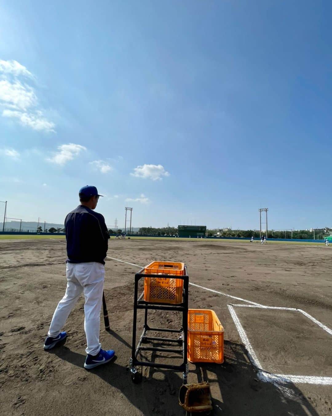 清水直行のインスタグラム：「琉球ブルーオーシャンズ 2021 春季キャンプイン グランドで野球をさせてもらえること、 感謝です！！ それにしても今年も日射しがキツイなぁ😳  #野球 #沖縄 #沖縄野球  #八重瀬町 #東風平運動公園野球場  #空 #そら」