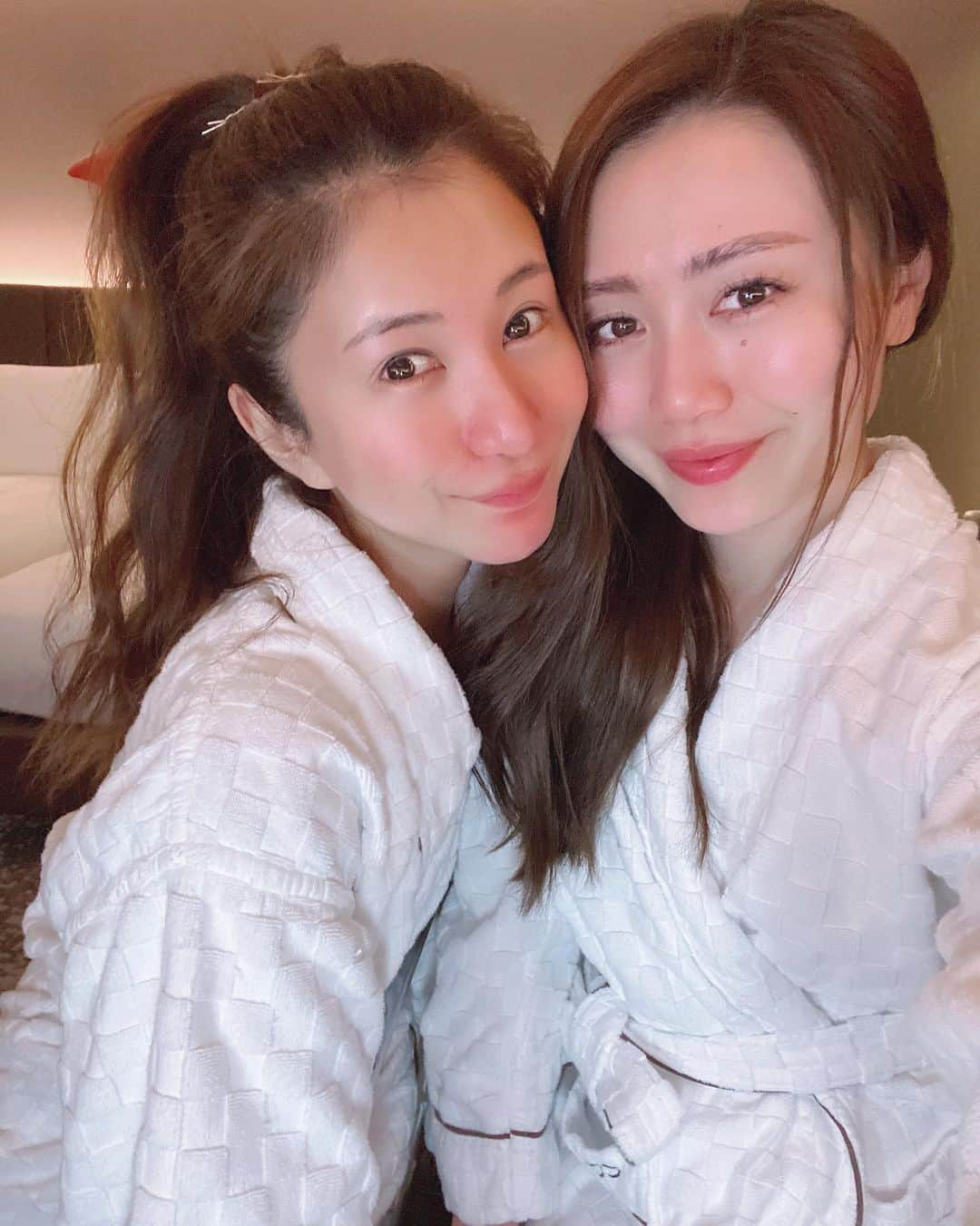 中村江莉香さんのインスタグラム写真 - (中村江莉香Instagram)「#バスローブ女子 👳🏻‍♀️🧖‍♀️🤍 #stayhotel 一生酔っ払いなの😂😂そなの😂🍷😂🍷 昨夜も？！いや、朝方まで？！#イチナナライブ ありがとうございました😉♥️🍷 なんと10時間も配信しましたー！！ 途中でリスナー様達を放置して２人の世界にも入ってましたが...ww 終始大爆笑🤣✨✨笑 @aya__05_22 すきすき🤍 🏨しばらく大阪にいます！！ 来月は！！！ @kome_erica_official が大阪で食べられますよ👍お楽しみに🍚 #米江莉香 #農家   #親友 #ホテル遊び #独身アラサー女子 #独身貴族の遊び #1988 #華の88年生まれ #前世も来世も友達 #コンラッド大阪 #コンラッド大阪エグゼクティブラウンジ #コンラッド #コンラッドベア #バスローブ姿 #ルームサービス #ルームサービスディナー #ワイン高すぎ #ワイン会 #ただの食べすぎ #ただの飲み過ぎ #独身の理由がわかる #ワイン狂いの女 #彼氏欲しい #彼氏募集中です #誰も寄ってこない #飲み過ぎ系女子 #大阪の夜景」2月8日 16時42分 - erica_nakamura