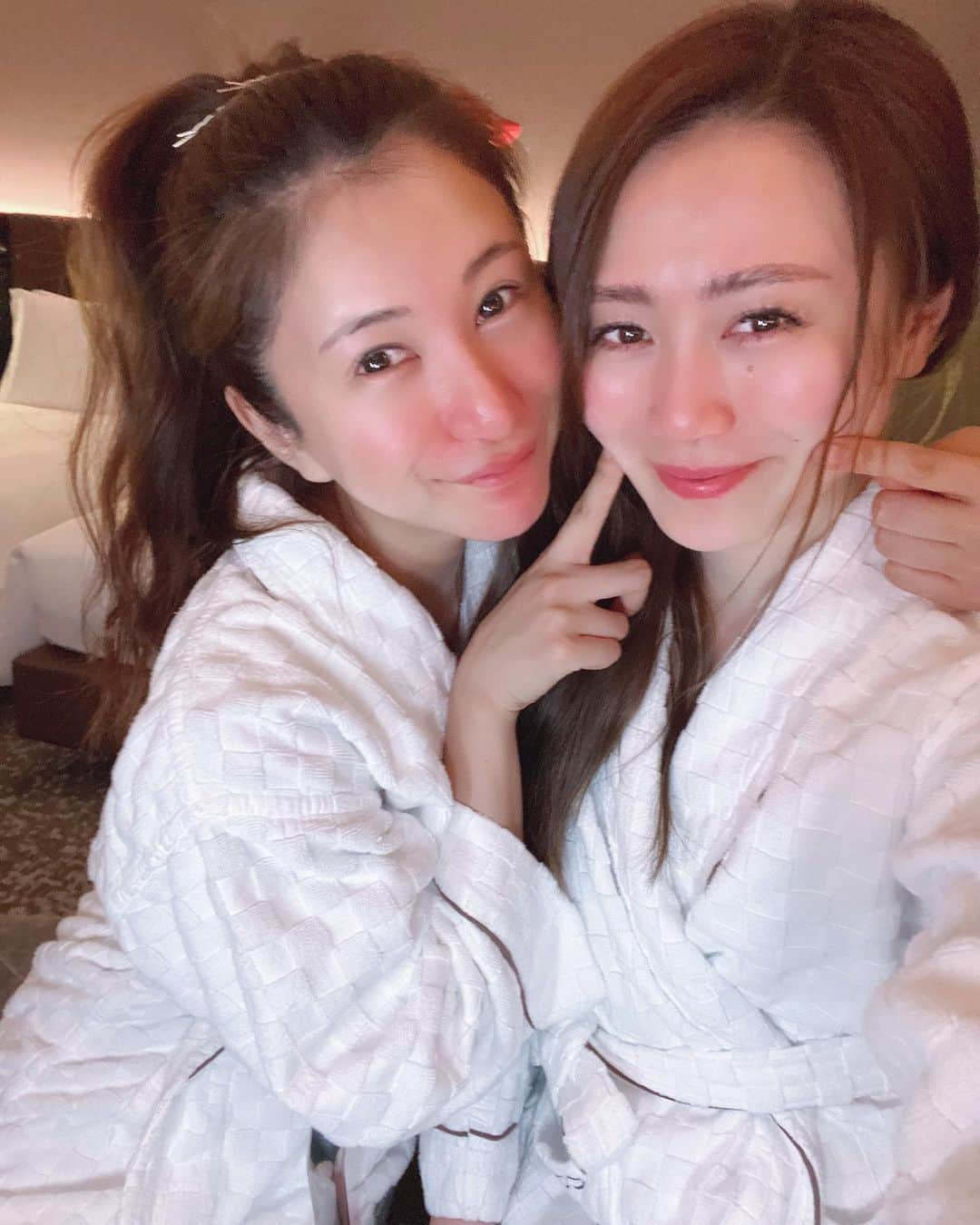 中村江莉香さんのインスタグラム写真 - (中村江莉香Instagram)「#バスローブ女子 👳🏻‍♀️🧖‍♀️🤍 #stayhotel 一生酔っ払いなの😂😂そなの😂🍷😂🍷 昨夜も？！いや、朝方まで？！#イチナナライブ ありがとうございました😉♥️🍷 なんと10時間も配信しましたー！！ 途中でリスナー様達を放置して２人の世界にも入ってましたが...ww 終始大爆笑🤣✨✨笑 @aya__05_22 すきすき🤍 🏨しばらく大阪にいます！！ 来月は！！！ @kome_erica_official が大阪で食べられますよ👍お楽しみに🍚 #米江莉香 #農家   #親友 #ホテル遊び #独身アラサー女子 #独身貴族の遊び #1988 #華の88年生まれ #前世も来世も友達 #コンラッド大阪 #コンラッド大阪エグゼクティブラウンジ #コンラッド #コンラッドベア #バスローブ姿 #ルームサービス #ルームサービスディナー #ワイン高すぎ #ワイン会 #ただの食べすぎ #ただの飲み過ぎ #独身の理由がわかる #ワイン狂いの女 #彼氏欲しい #彼氏募集中です #誰も寄ってこない #飲み過ぎ系女子 #大阪の夜景」2月8日 16時42分 - erica_nakamura