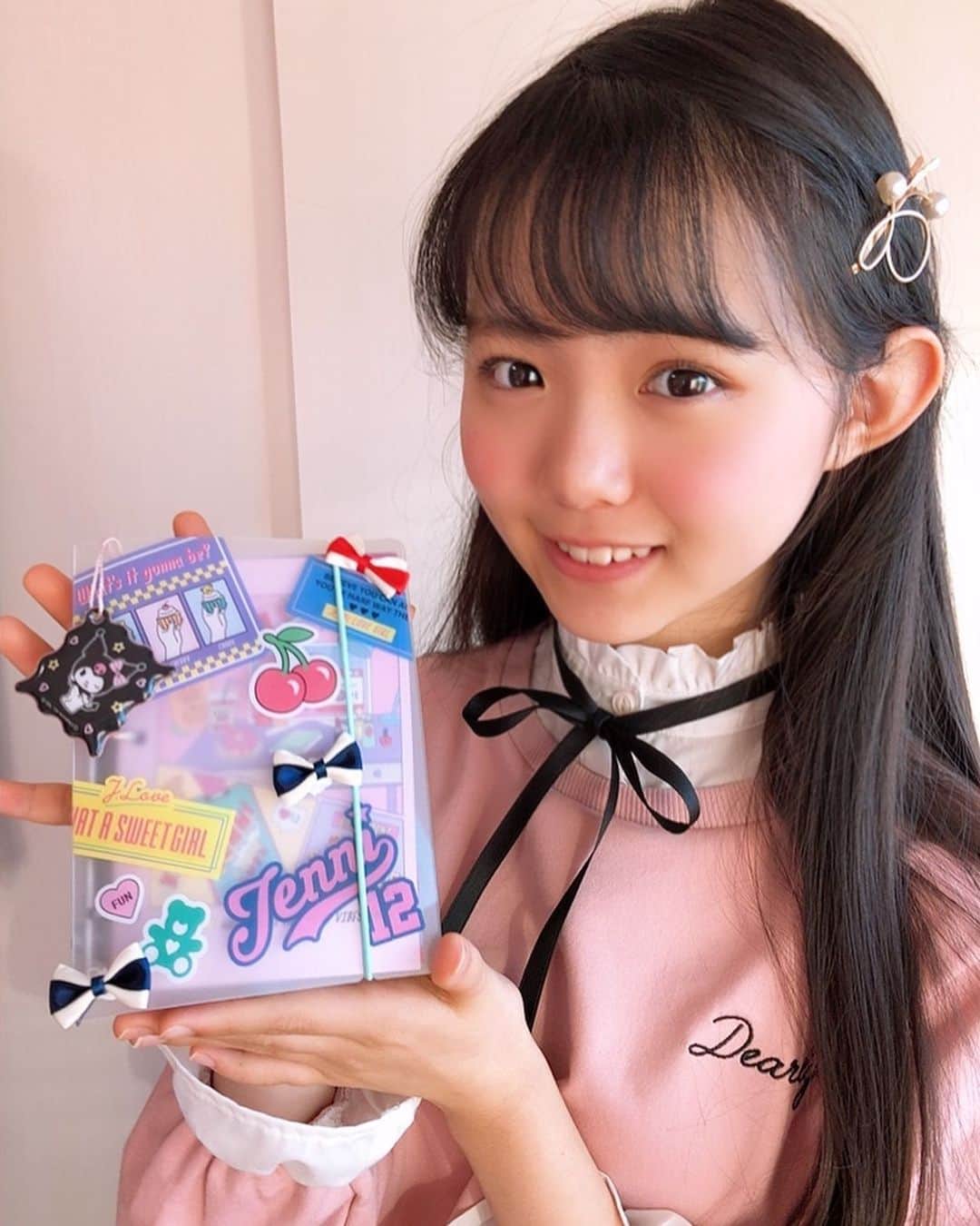 ニコ☆プチのインスタグラム：「フタバのふろくの使い方☺️🌱 毎日の体温記録に利用しているみたい😳👏🏻 こまめな検温は大切だね！  🌱フタバの使い方🌱 全ページ色柄がとってもかわいい♡ 持ち運びやすいサイズもうれしいな♡ フタバはクロミちゃんのチャームやリボンを付けて毎日の体温記録用に使っているよ。体調管理は大切だよね。みんなの使い方も教えてね♡  #ニコプチ #ニコプチふろく #プチモのふろくの使い方  #ニコプチふろくのある生活  #ジェニィラブ #jennilove #ふろく #小松崎ふたば」
