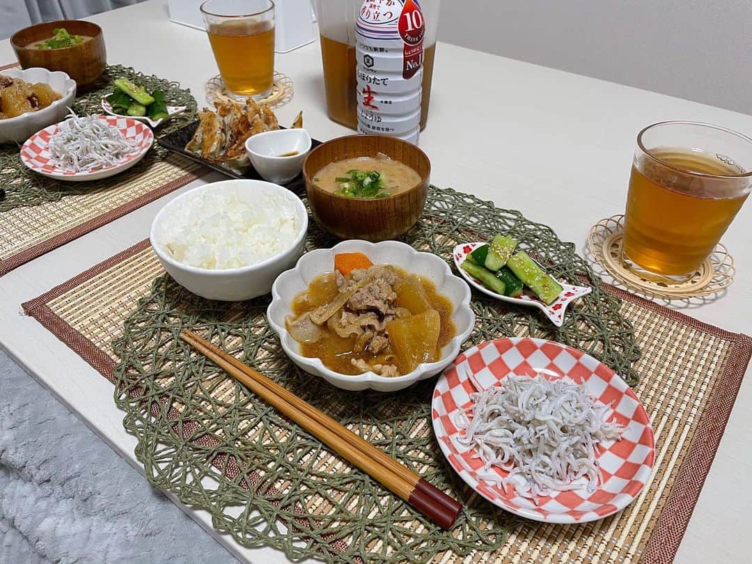 AMIのインスタグラム：「🍚 . 晩ごはん記録…🌼 . メニュー ・大根の豚バラ煮 ・しらす ・たたききゅうり ・お味噌汁 ・頂き物の餃子 . #晩ごはん記録」
