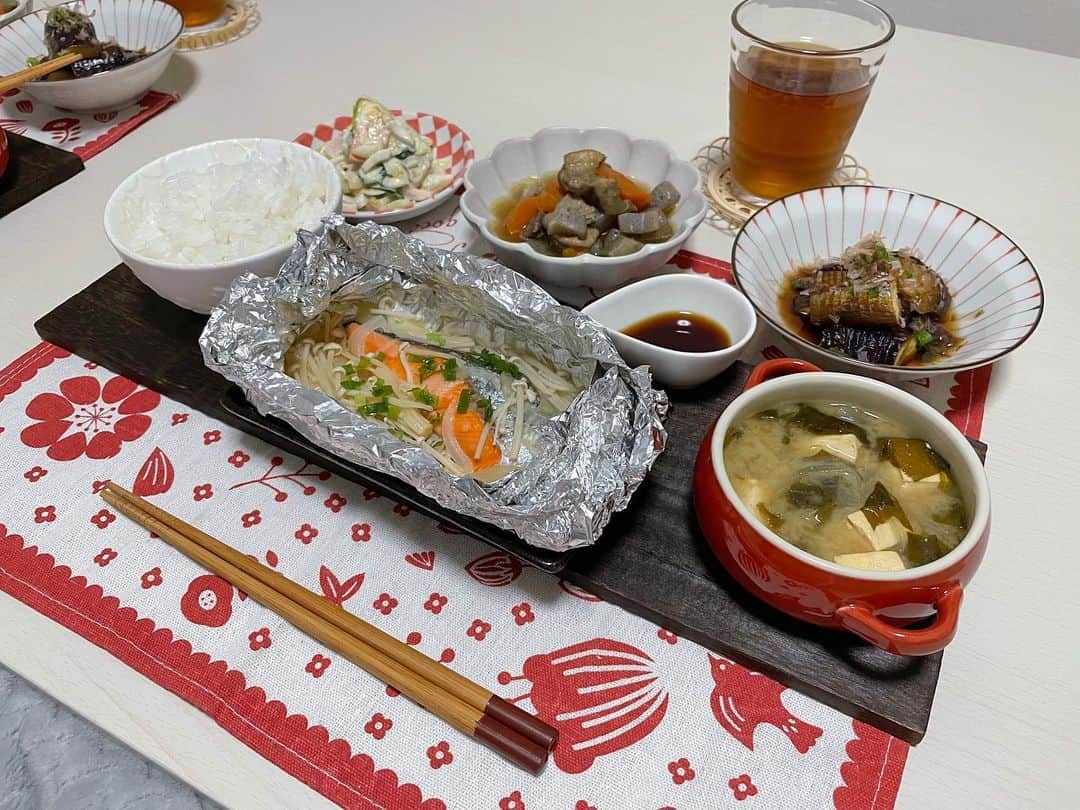 AMIのインスタグラム：「🍚 . 晩ごはん記録…🌼 . メニュー ・鮭のホイル焼き ・ポテトサラダ ・ナスのお浸し ・鳥ごぼう煮 ・お味噌汁 . #晩ごはん記録」